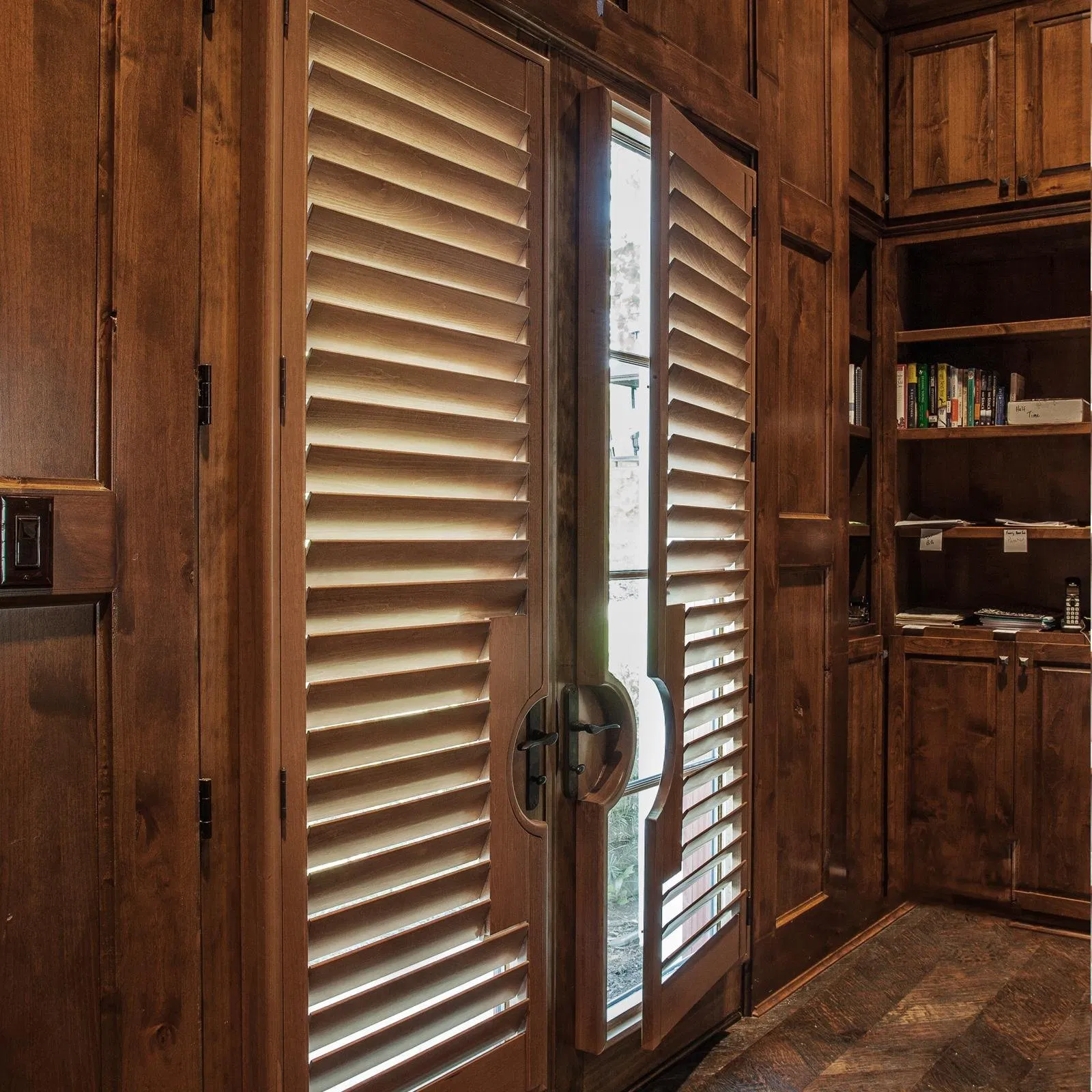 Indoor Wooden Slats Louvered Plantation Shutter for Window Coverings