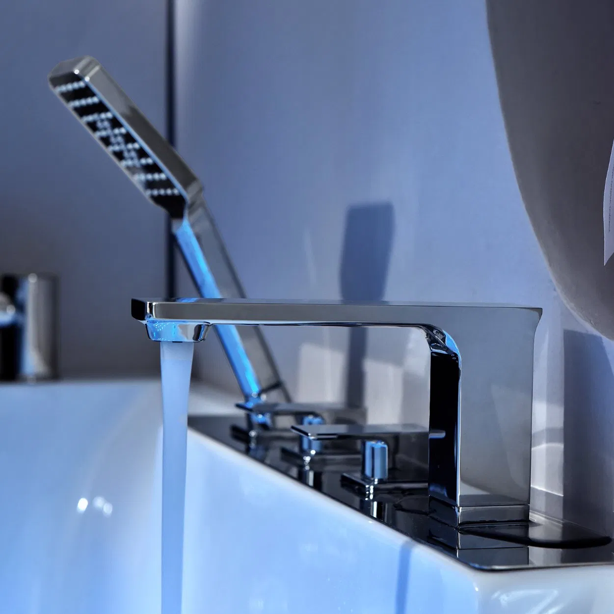 Угловая акриловая ванна с гидромассажем и стеклом