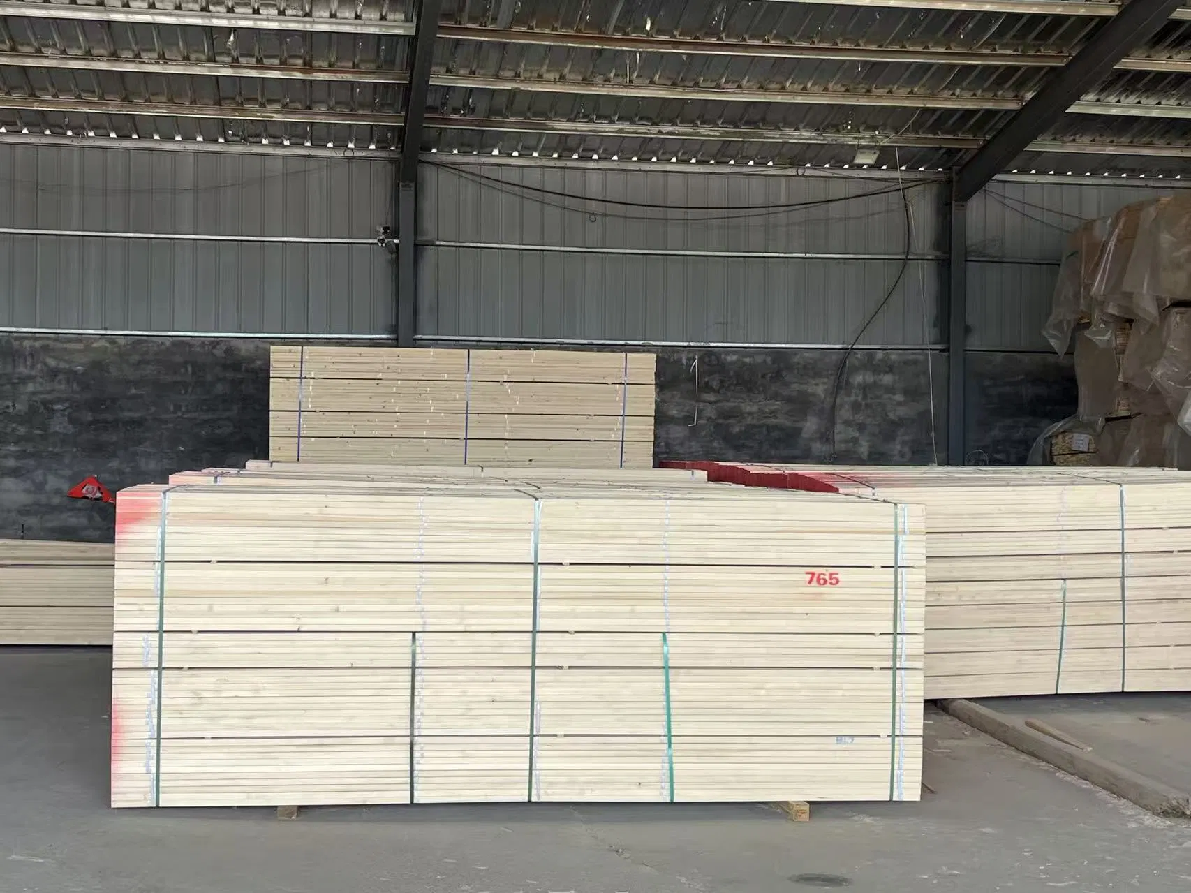 White Pine Sawn Timber Solid Wood for Building Materials in Customized Sizes