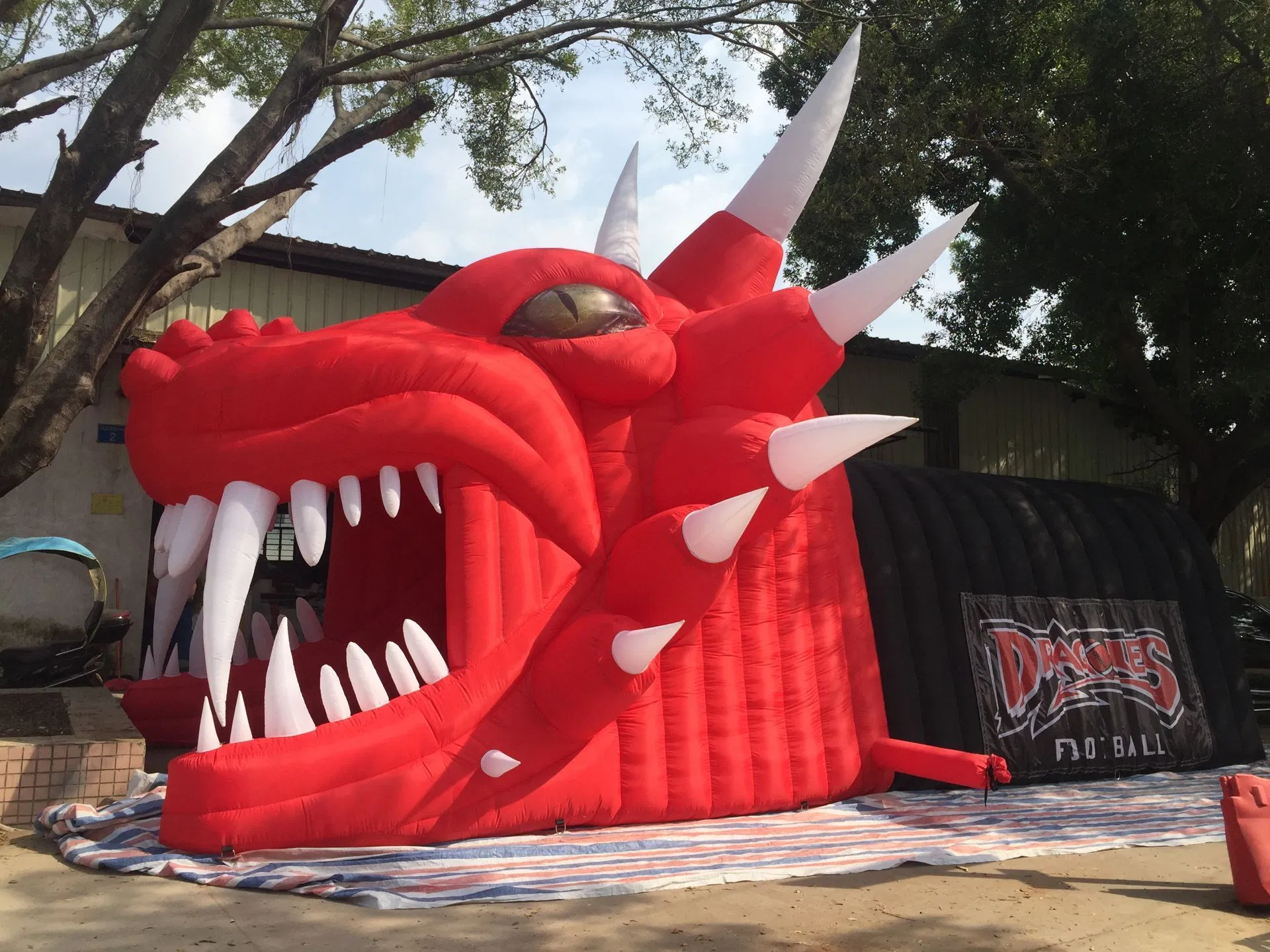 Boyi Animal Mascot Head Entrance Football Helmet Run Through Inflatable Dragon Tunnel