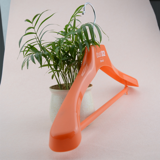 Пластиковые вешалки для одежды с планкой для брюк