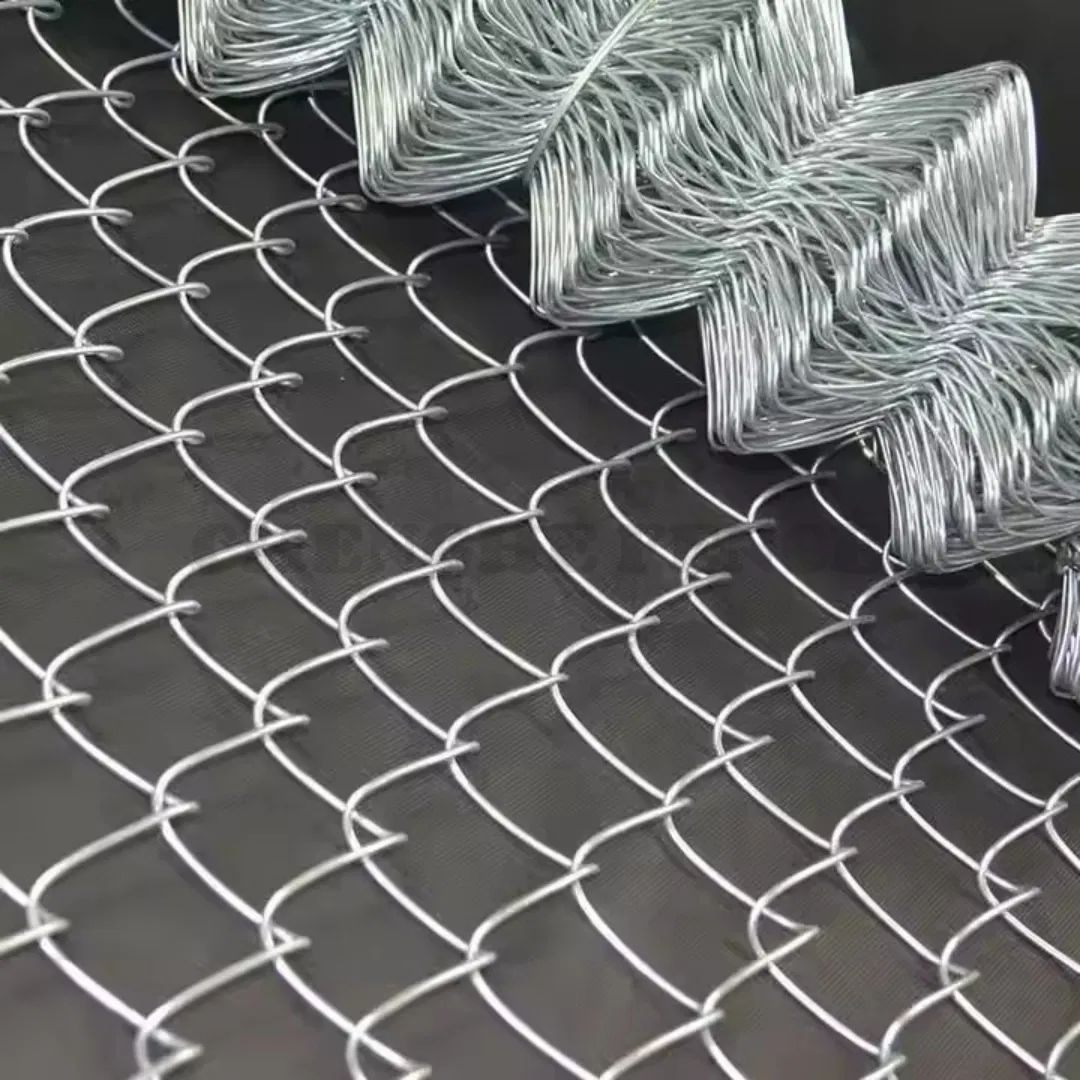 Chain Link Fence/Hot Dipped Galvanized Chain Link PVC Mesh Fence Diamond Iron Fence Factory Game Fence Chain Link Mesh Fence