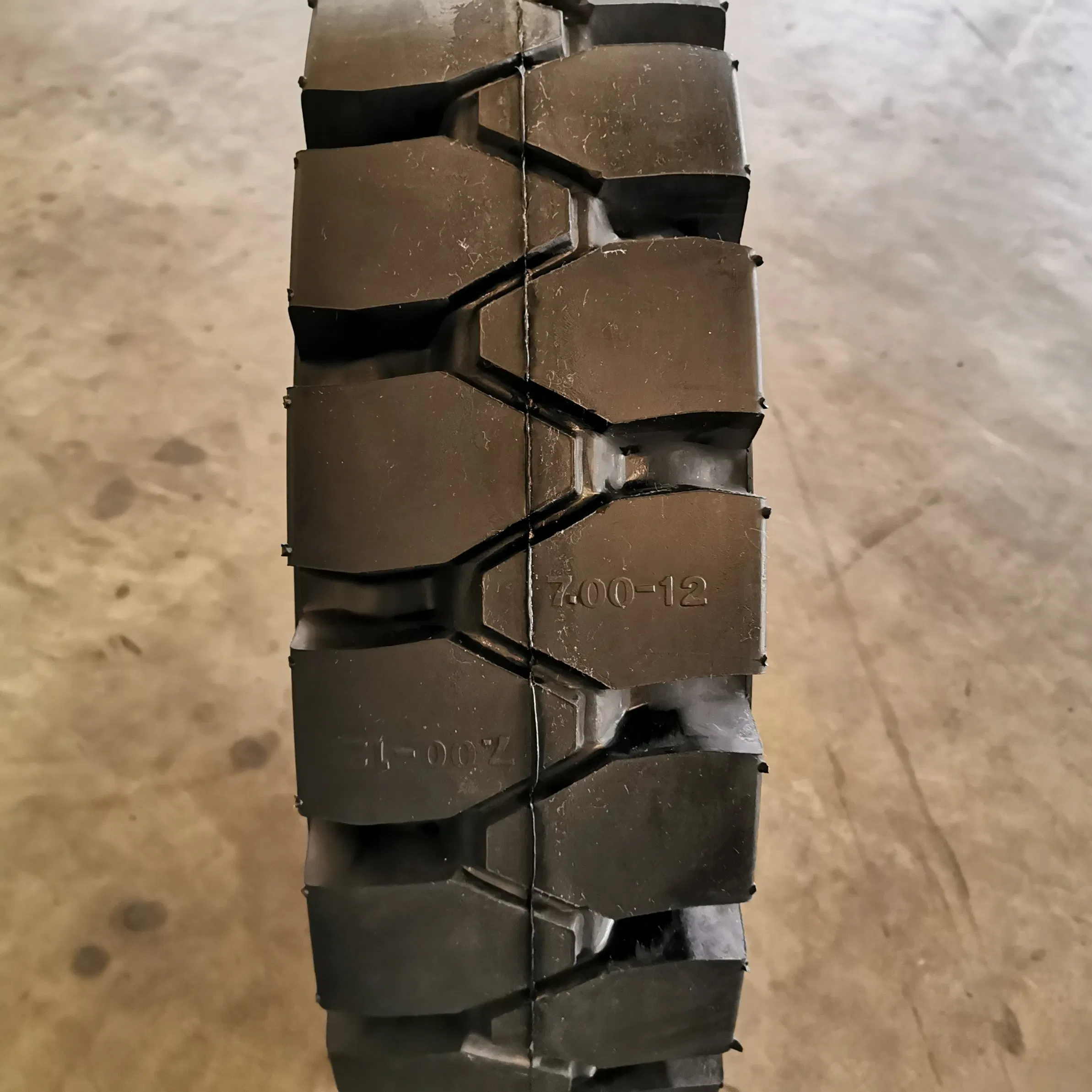 Шины для погрузчиков: пневматические, цельнолитые, 7.00-12