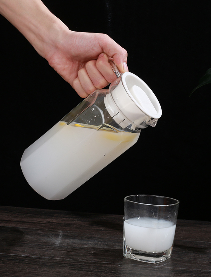 Plastic Juice Beverage Bottle with Flip Top Lid Heat-Resistant Water Tea Bottle for Restaurant Club