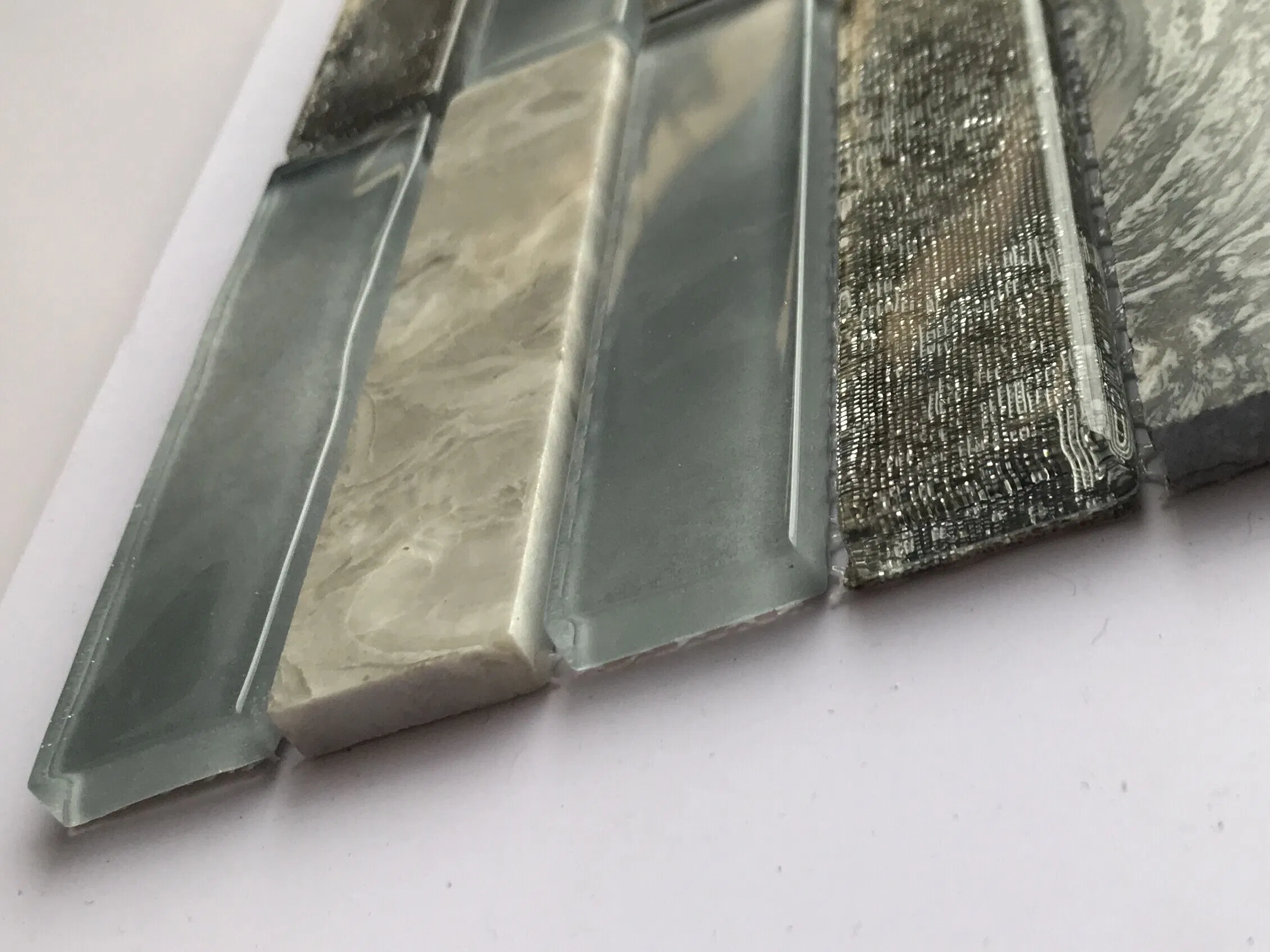 Мозаичная плитка из стекла и камня, серая, для пола