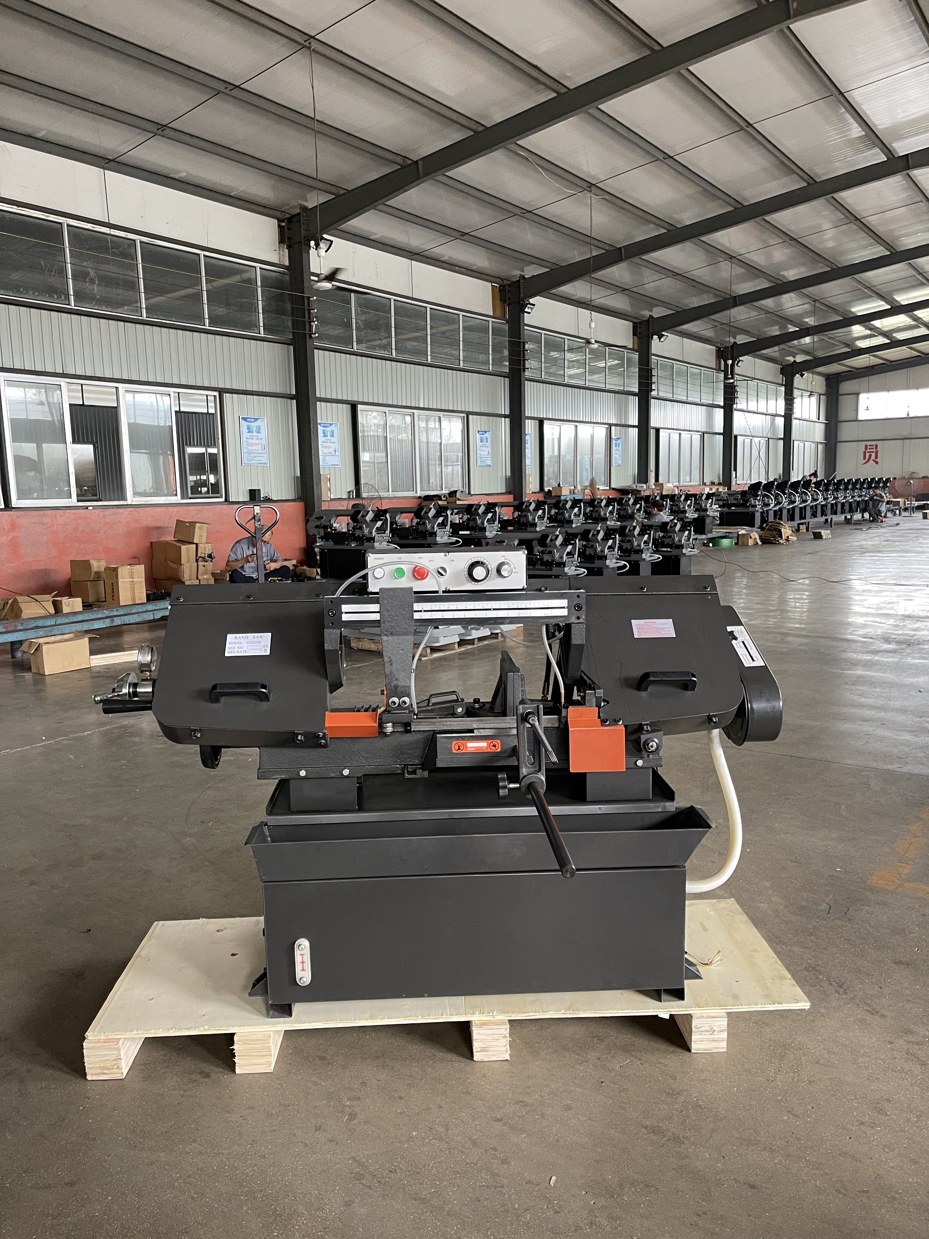 Ленточная пила по металлу промышленная горизонтальная