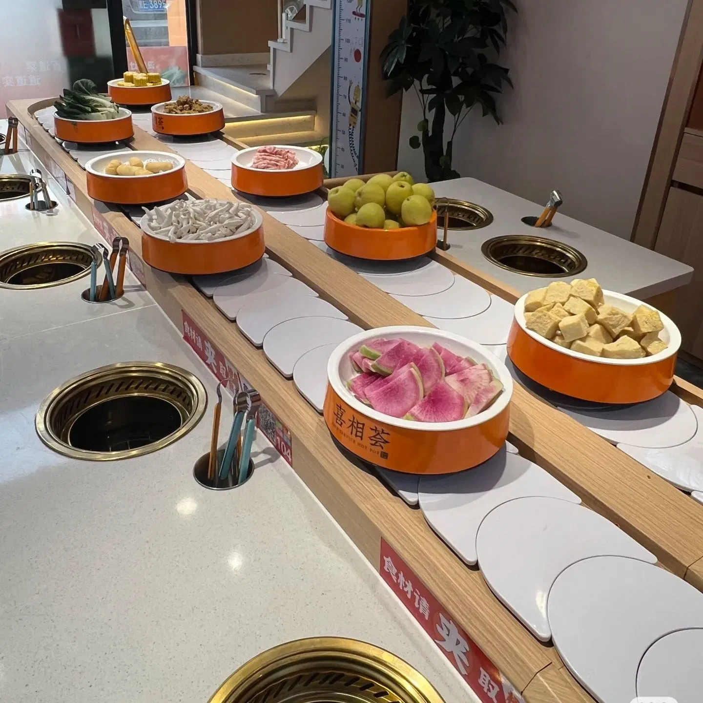 Customized Rotating Food Dish Carrier Conveyor Table Sets for Japanese Cuisine, Korean Cuisine, Chinese Hot Pot Ma La Tang