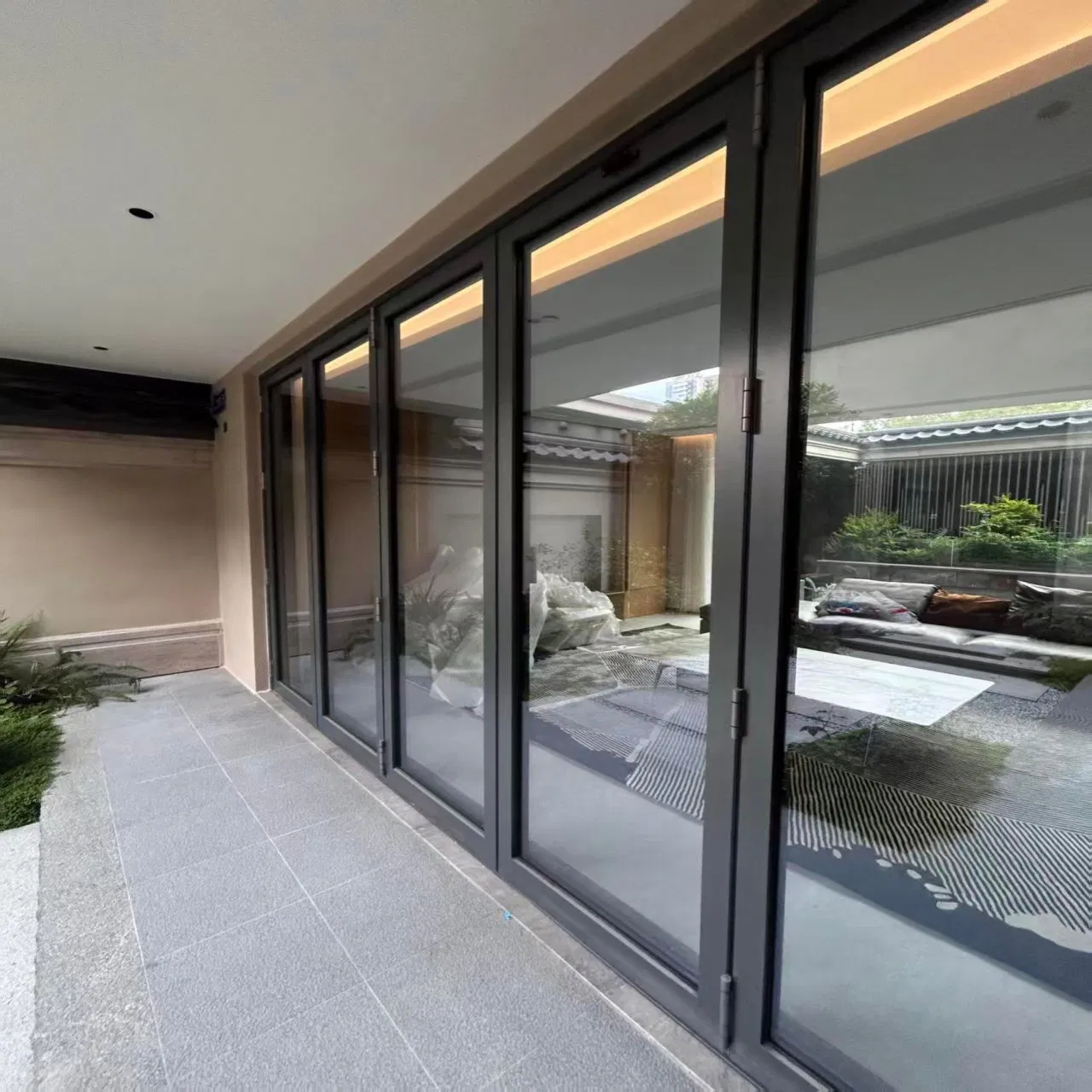 20. Customized Size Aluminium Aluminum Sliding Exterior Curved Folding Glass Door Clear Glass for Shop Entrance