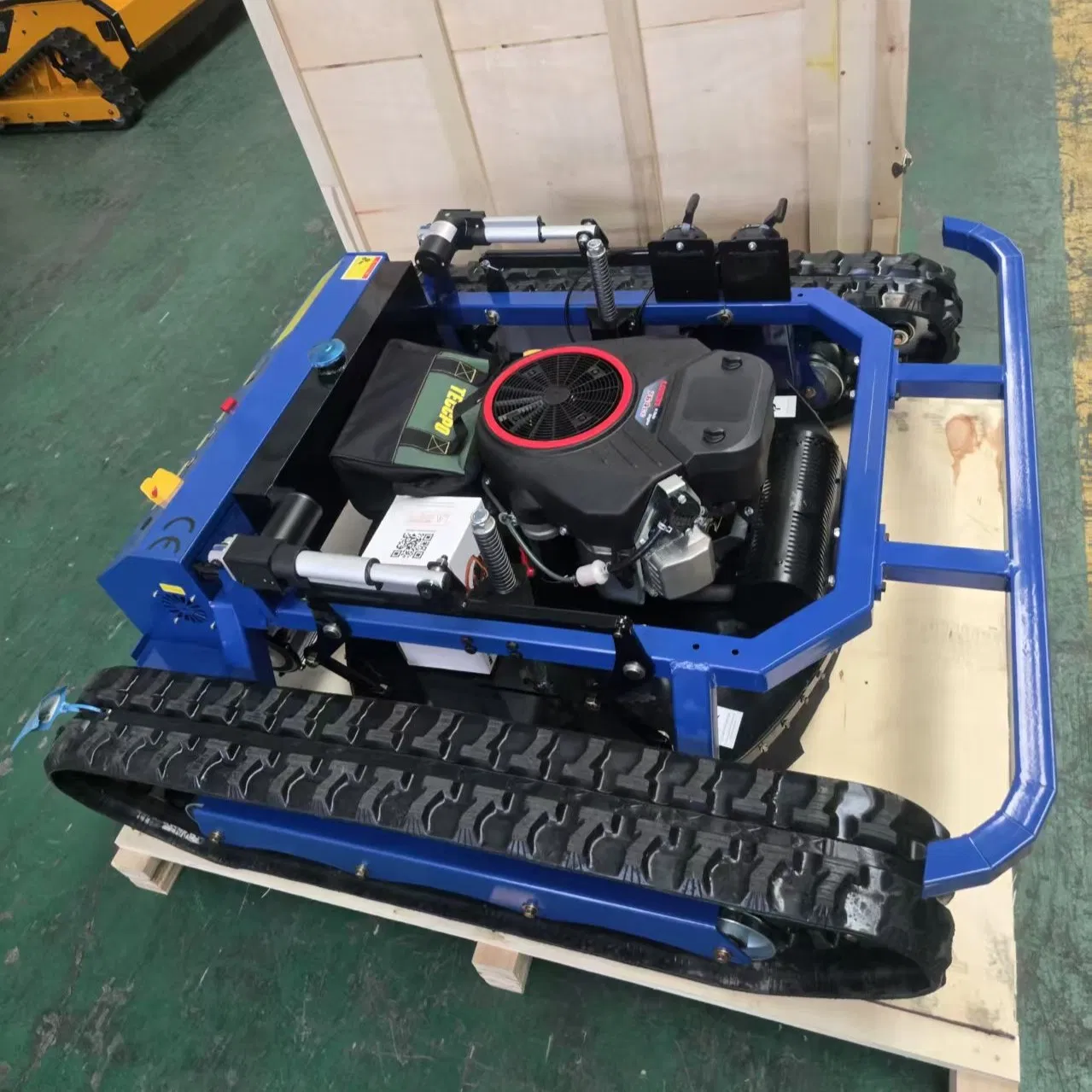 Профессиональная беспроводная газонокосилка на гусеницах с пультом ДУ