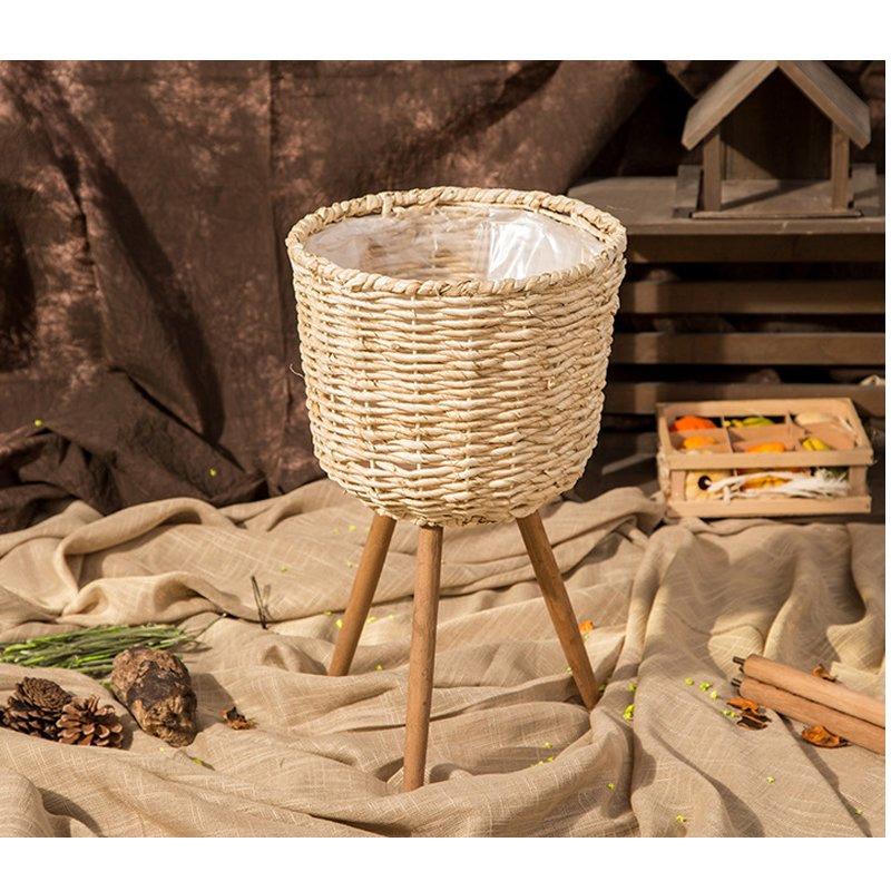 Плетеная корзина из кукурузных листьев для цветов