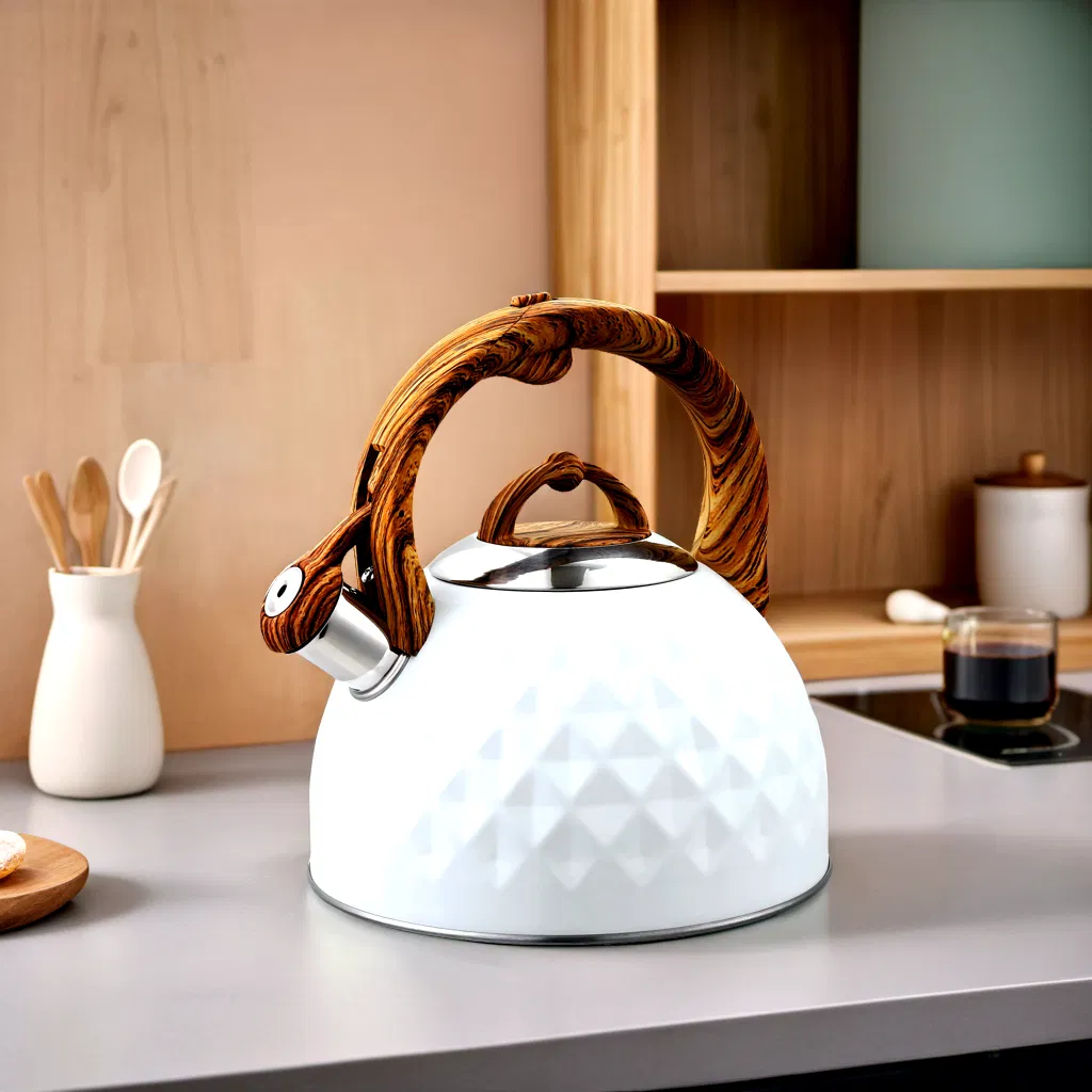 Белый чайник со свистком и деревянной ручкой