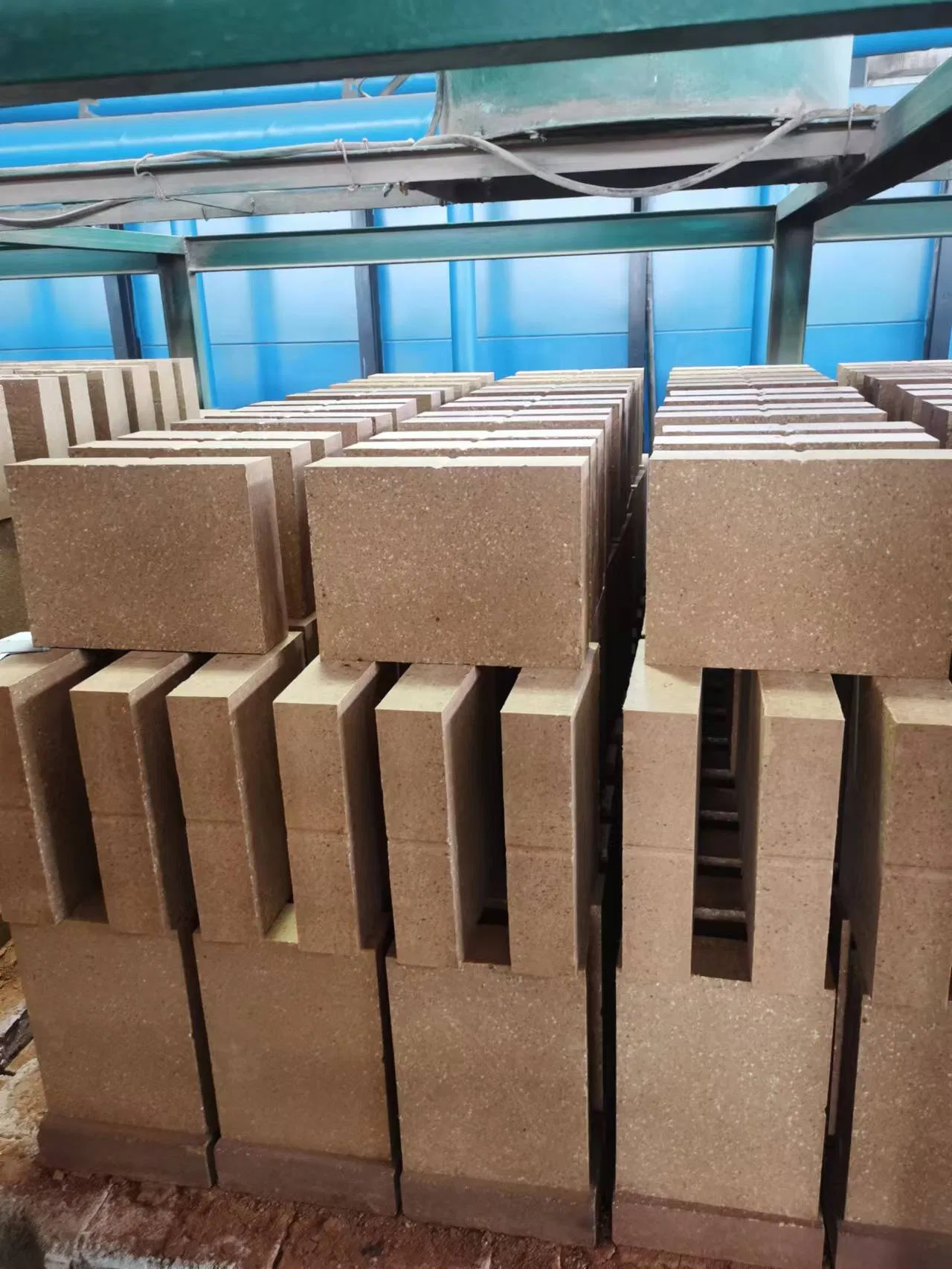 Магнезито-шпинельный кирпич LZR MLJ85 для цементных печей