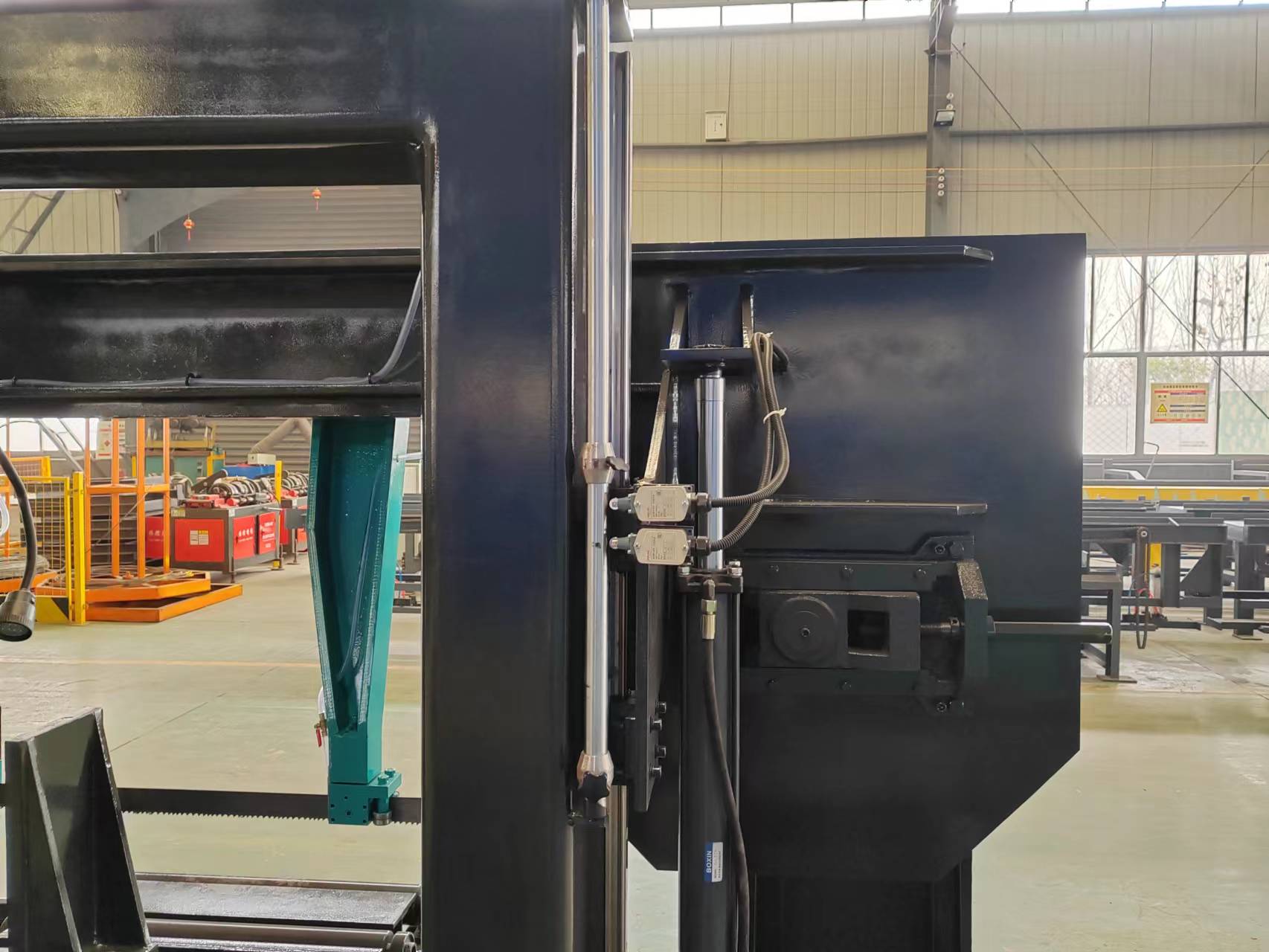 Ленточная пила по металлу полуавтоматическая универсальная