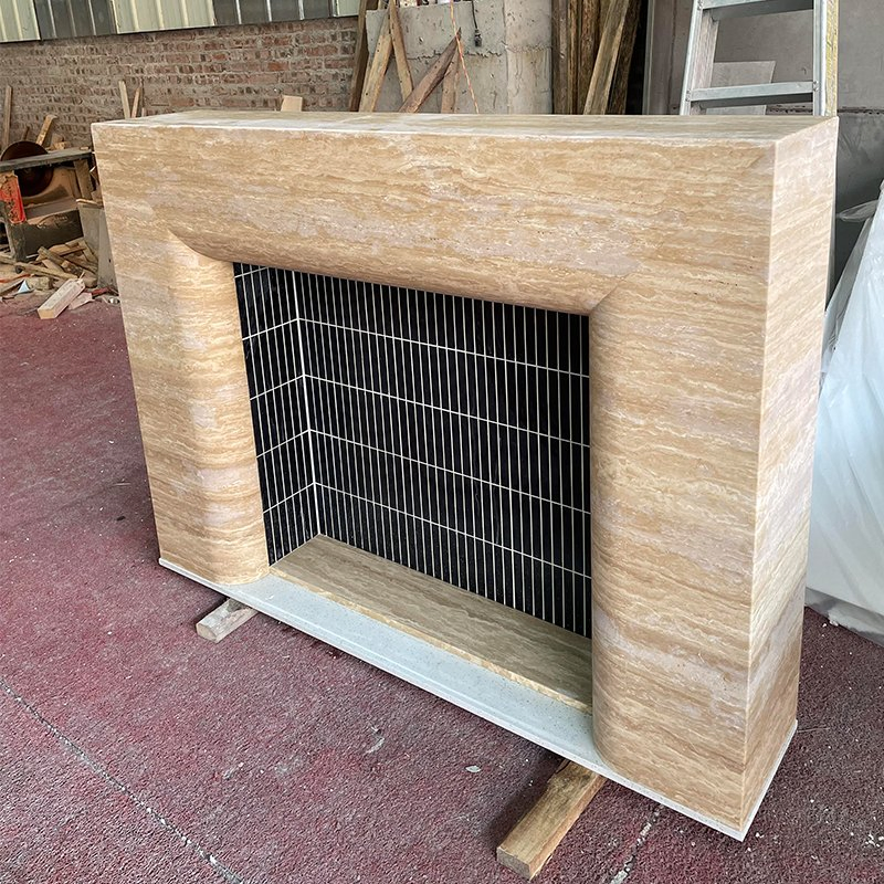 Каминный портал из бежевого травертина для гостиной