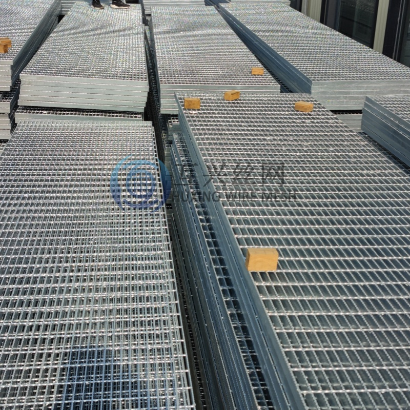 Manufacturer Sales Light Steel Structure Non Slip Serrated Bar Grating with Heavy Zinc Coated Steel Mesh Grating for Drainage Road Safety Fence Grid