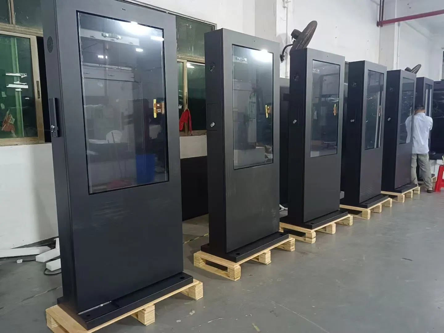 Уличный сенсорный монитор Stele в портретном формате