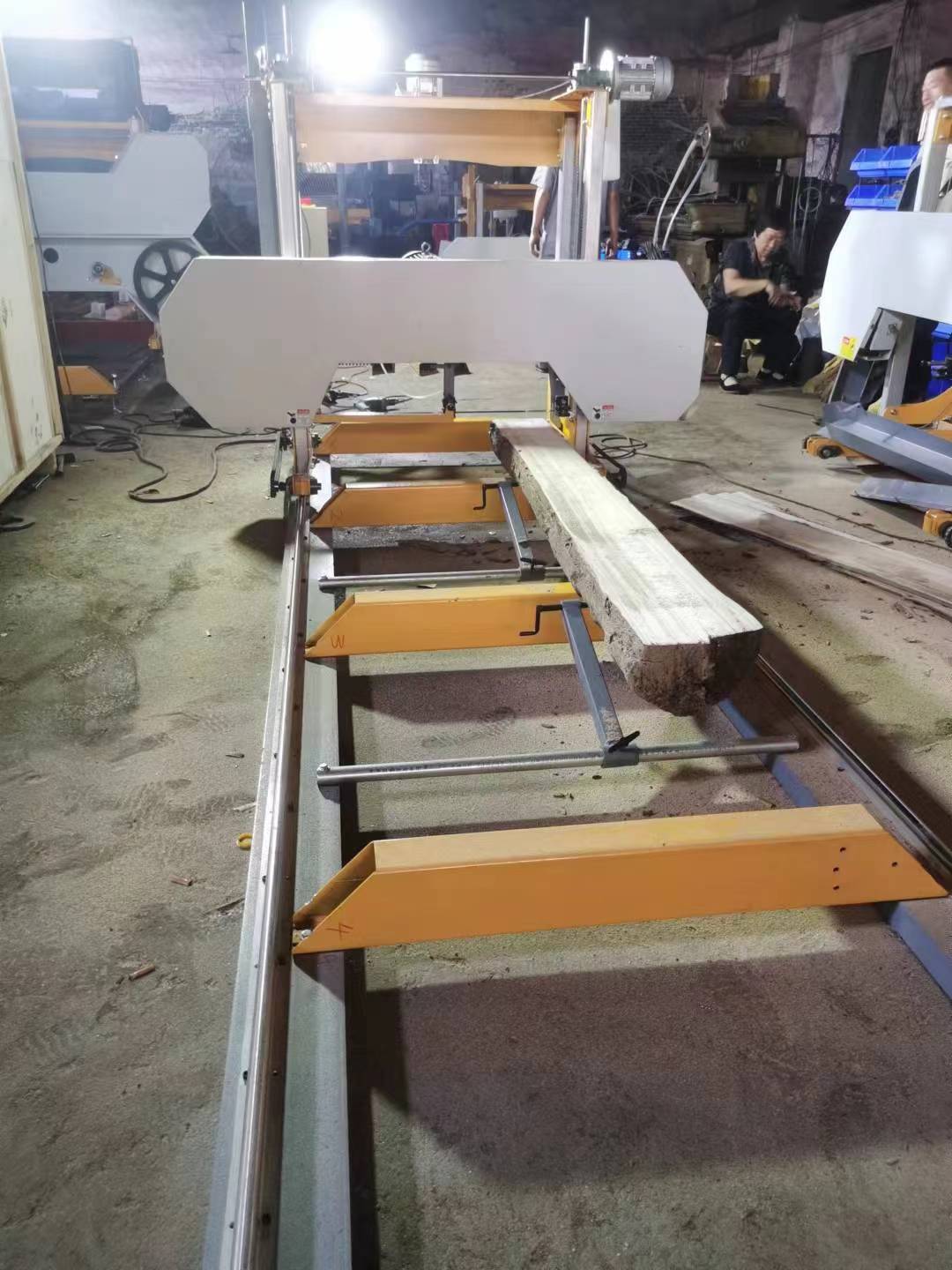 Пила ленточная горизонтальная по дереву для бревен