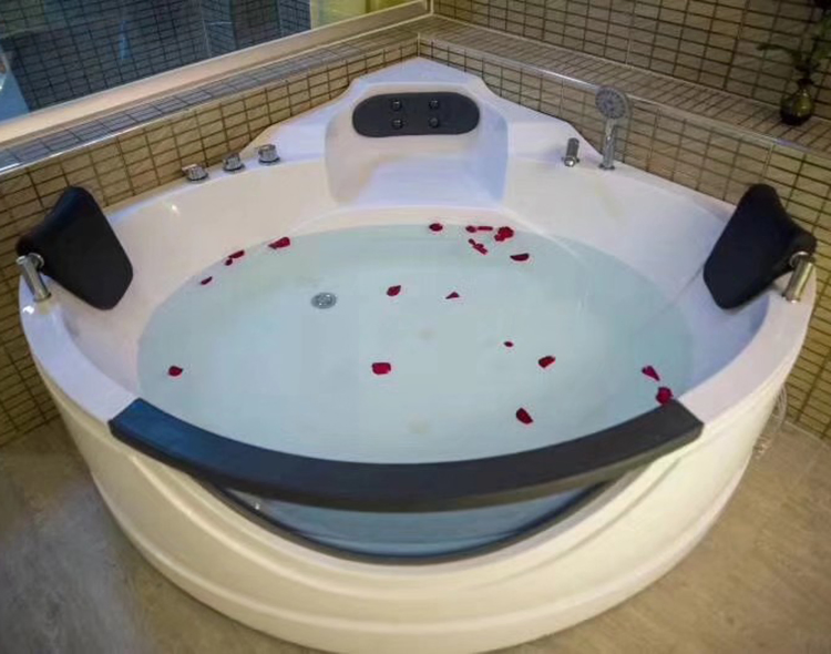 Угловая акриловая ванна с гидромассажем
