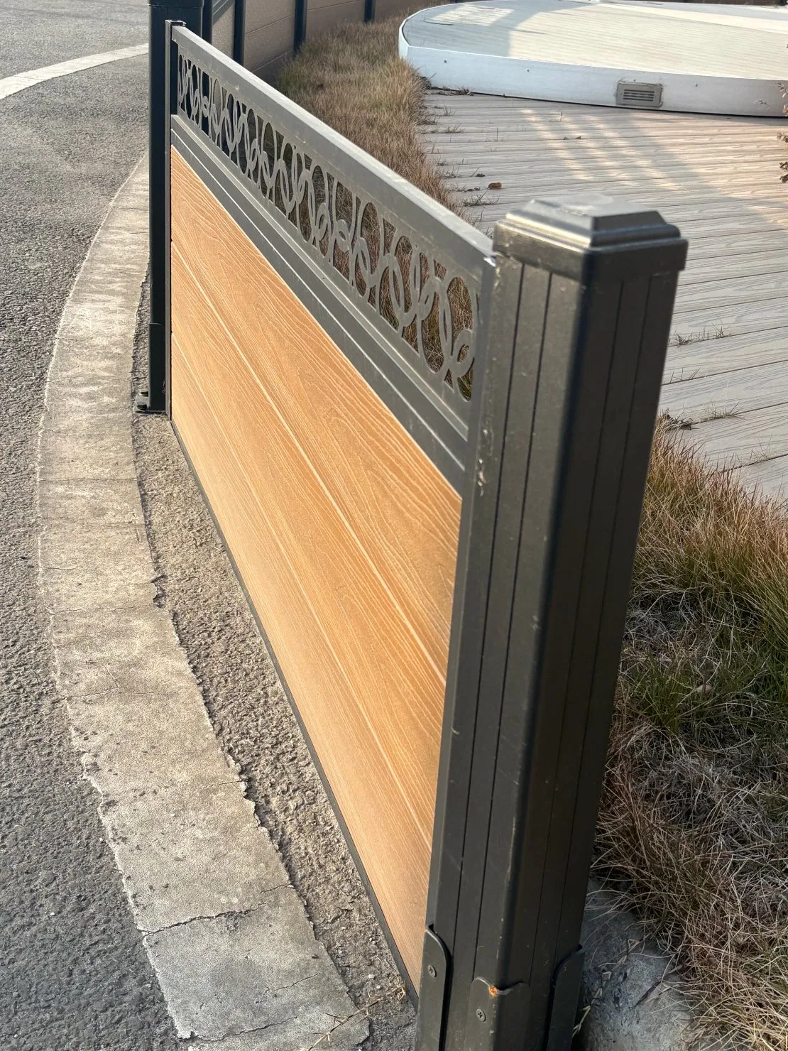 Windproof Sturdy WPC Fence Aluminum Posts Privacy Protection Waterproof Design