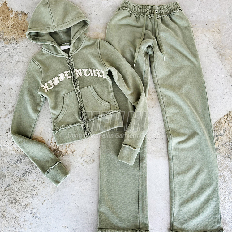 Костюм женский спортивный с капюшоном