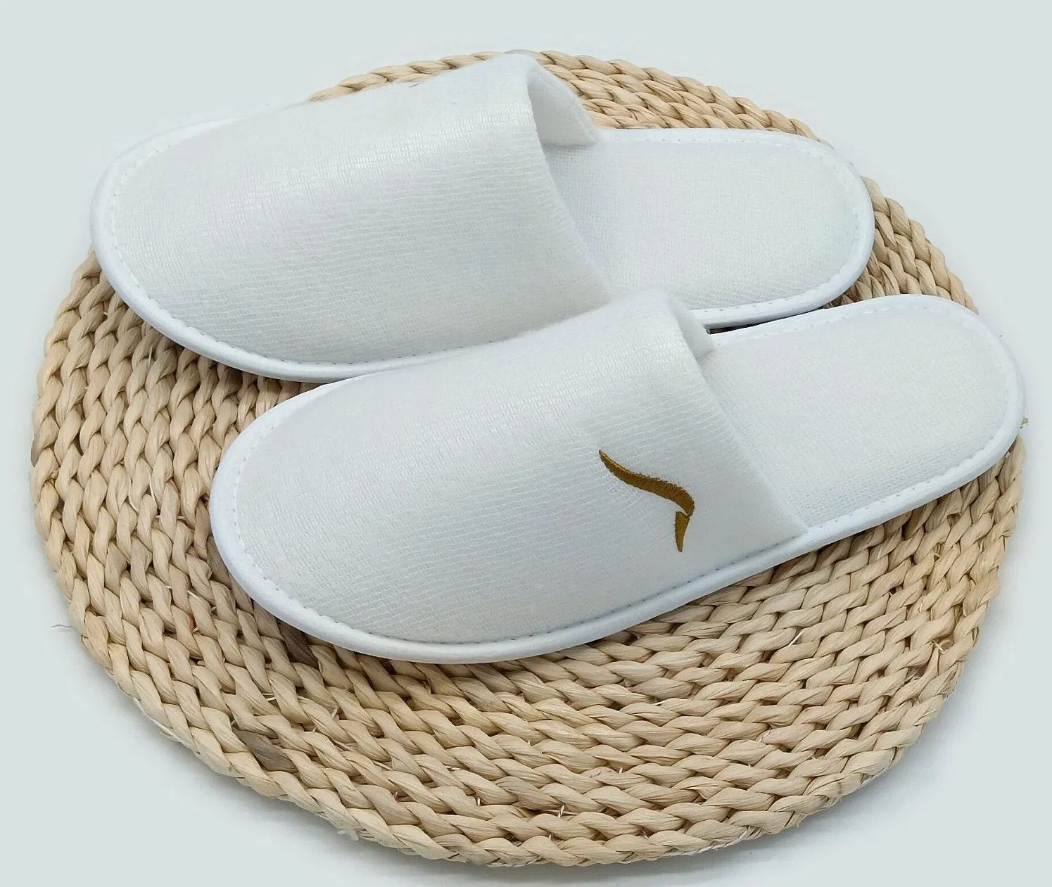 Cheap Nap Hotel Disposable Slipper with Glod Embroidery Custom Travel Slippers
