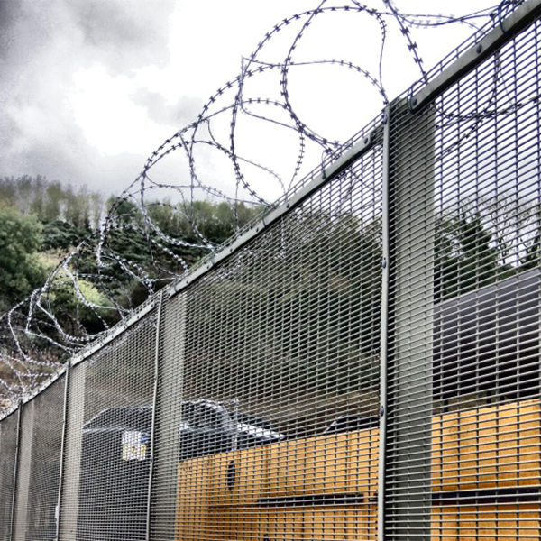 358 Fence on The Top Have Thorns