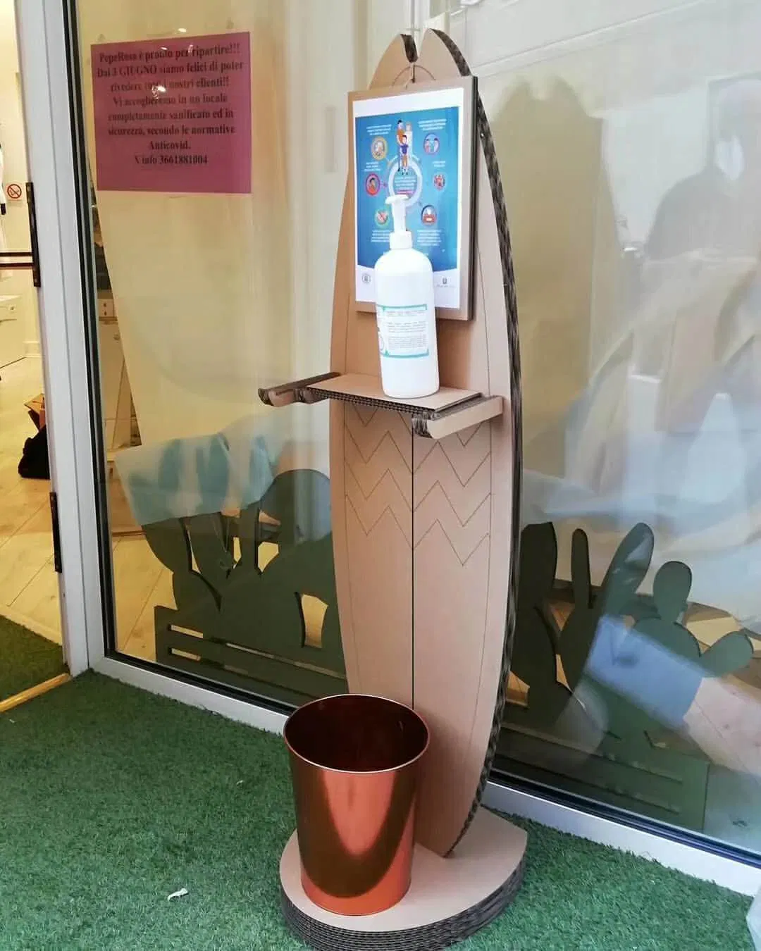 Держатель для санитайзера из картона с дизайном