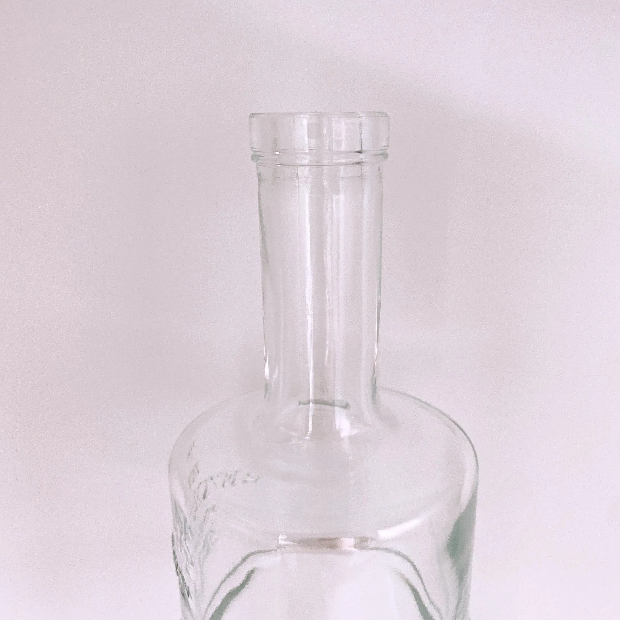 Прозрачная стеклянная бутылка для водки 1.75 л