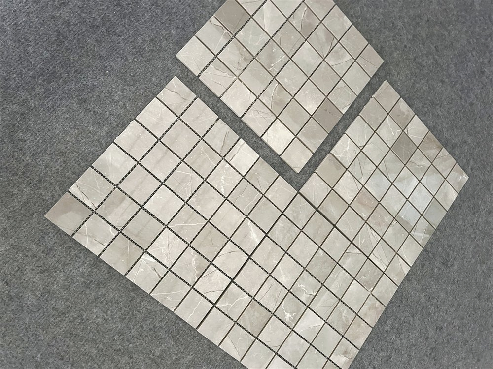 Серые мозаичные плитки из фарфора для современного интерьера