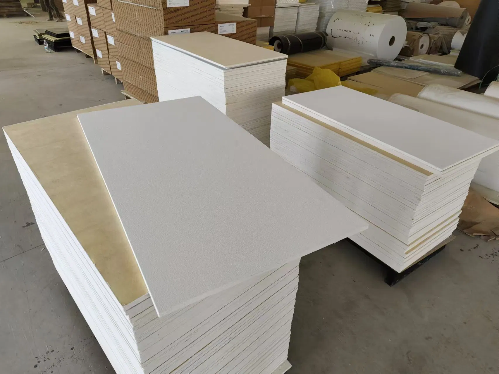 China Acoustic Ceiling Tiles 2X2FT Mineral Wool Insulation Ceiling Board Fiberglass Stonewool Materials