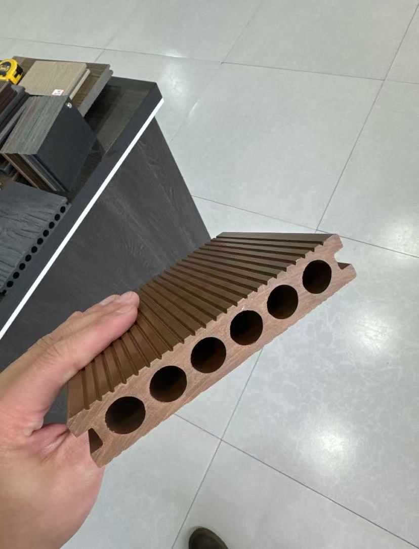 Popular Natual Wood Grain and Color WPC Decking Outdoor Flooring Panel