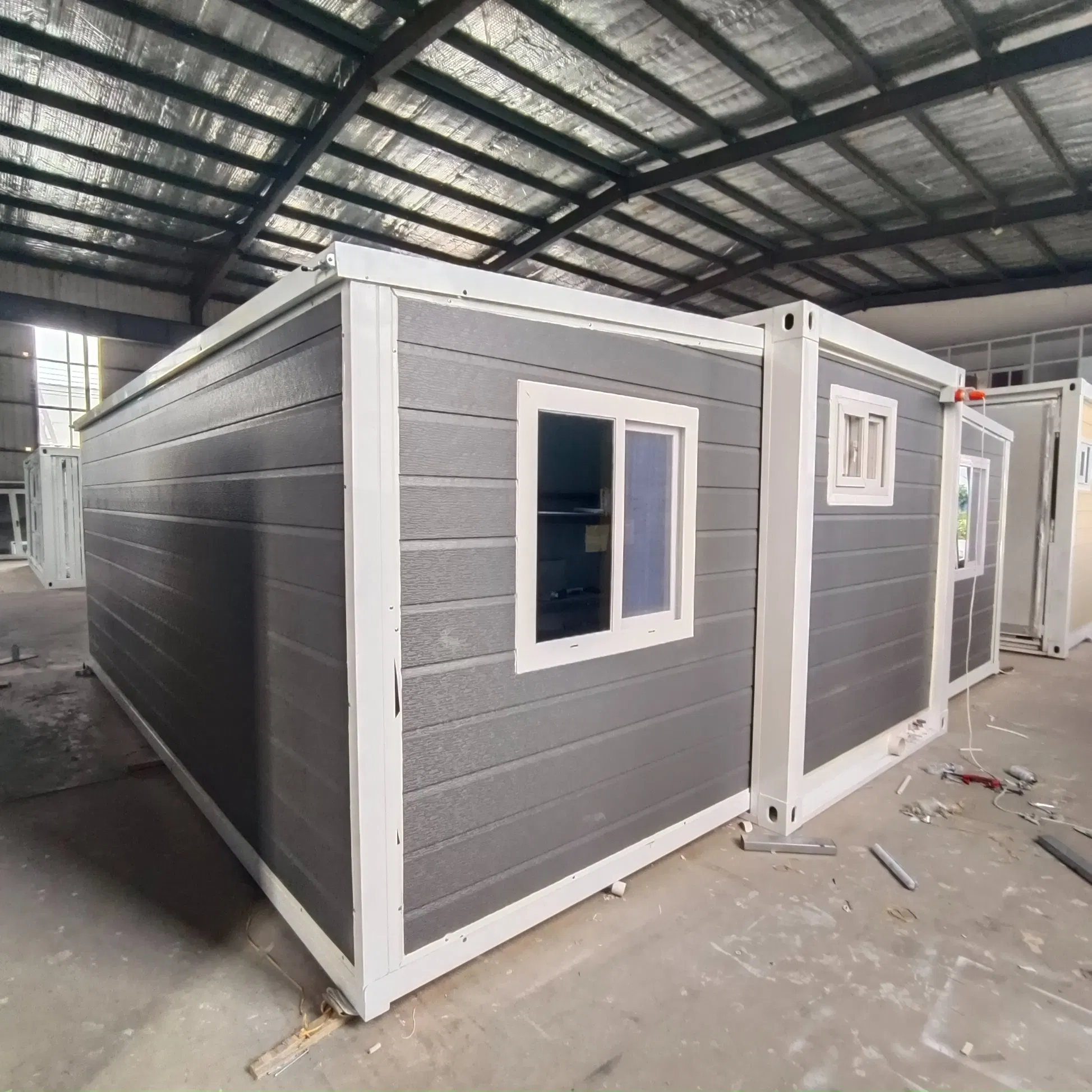 China Prefabricated Fully Equipped Glass Wall Portable Container Hotel House