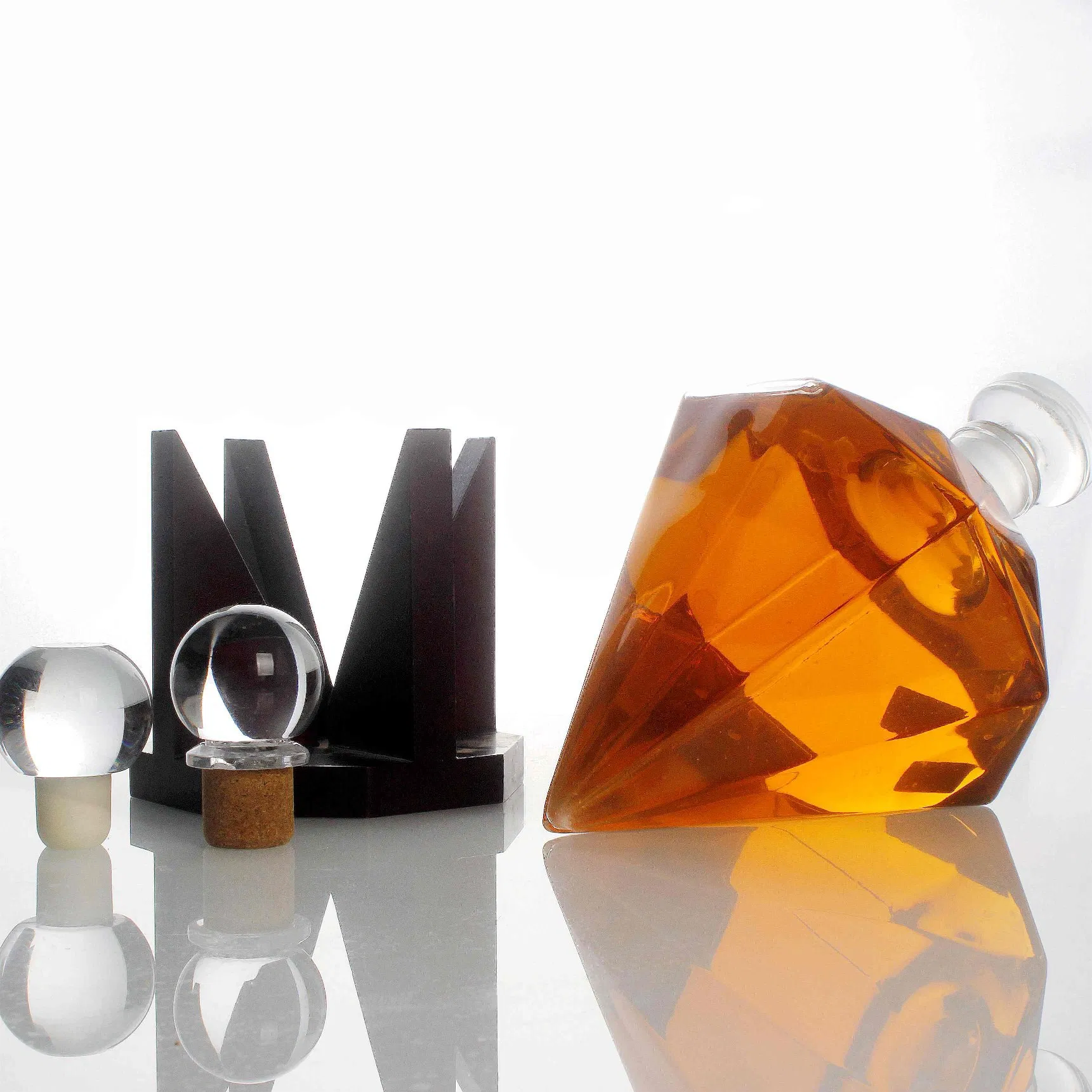 Amazon Diamond Shape Wine Bottle Glass Wine Decanter Craft Modeling Bottle with Wooden Base Stand