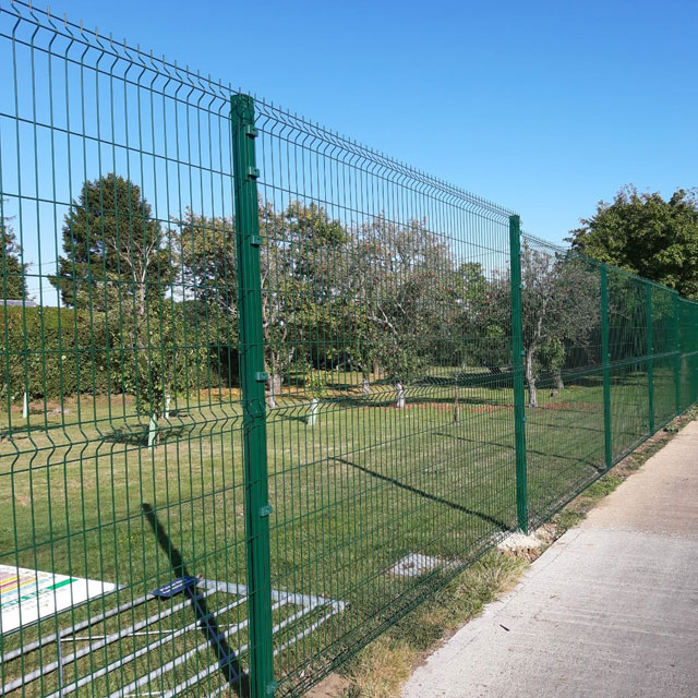 Cheap 3D Curved Galvanized PVC Coated Metal Wire Fence for Solar Power Site.