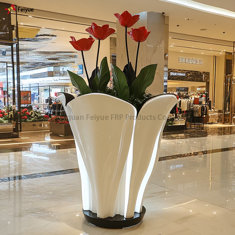 China Handmade White Planter Flower Fiberglass Vase for Mall Decoration