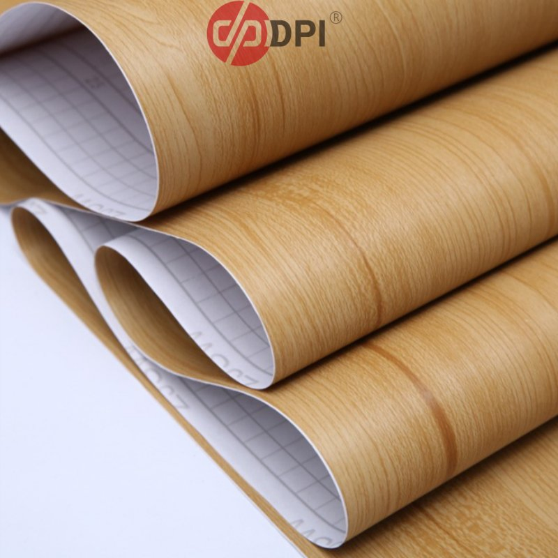 Плёнка с текстурой дерева, тиснением и УФ-печатью