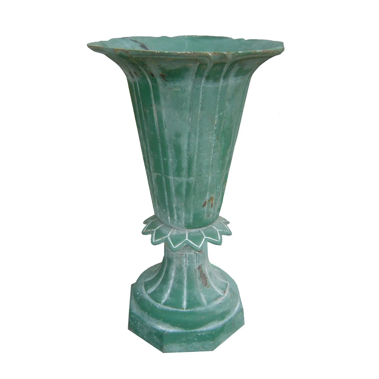 Антикварная садовая урна-кашпо в деревенском стиле