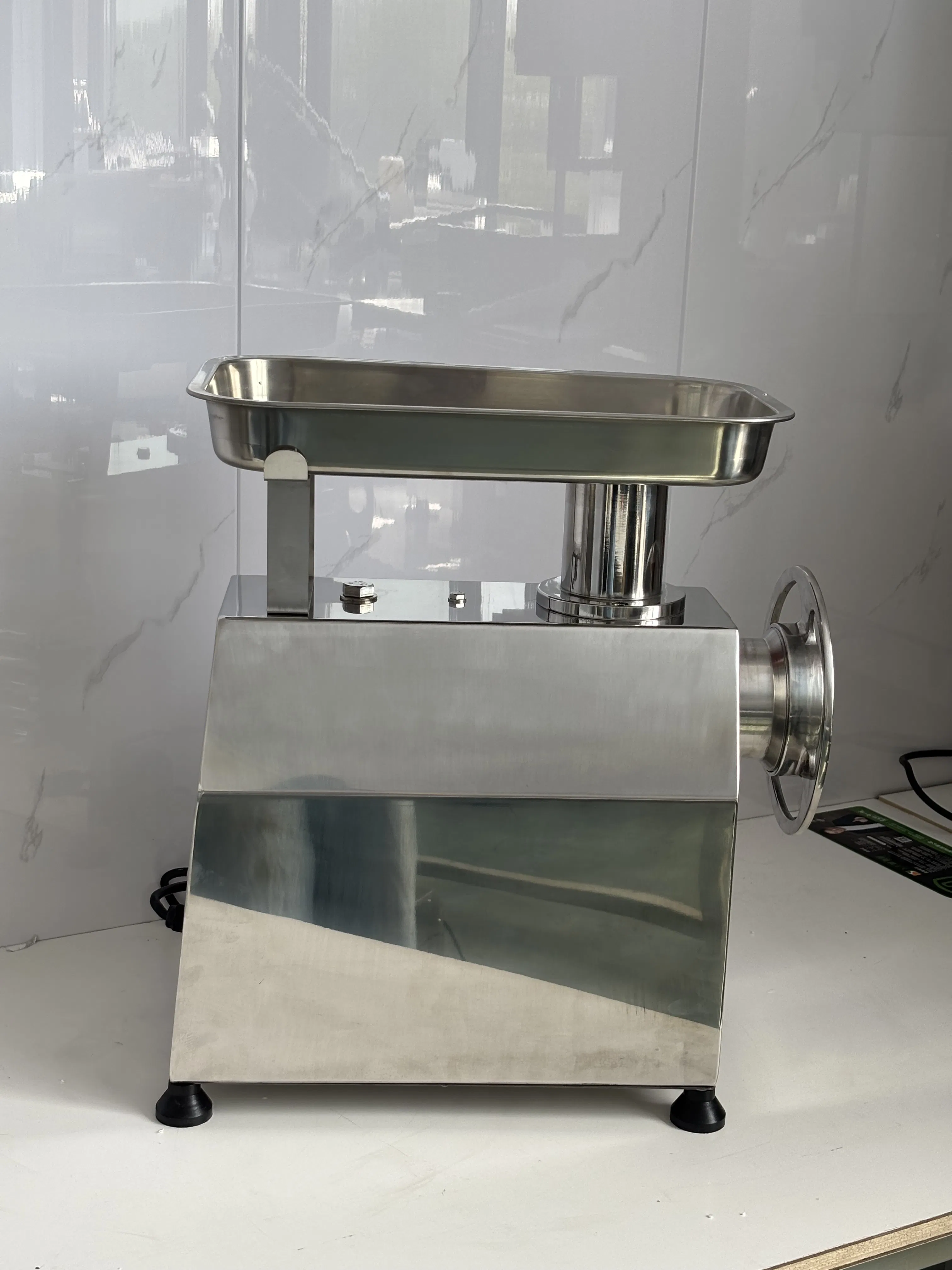 Efficient Meat Mincer and Grinder with Gear Transmission for Home Use