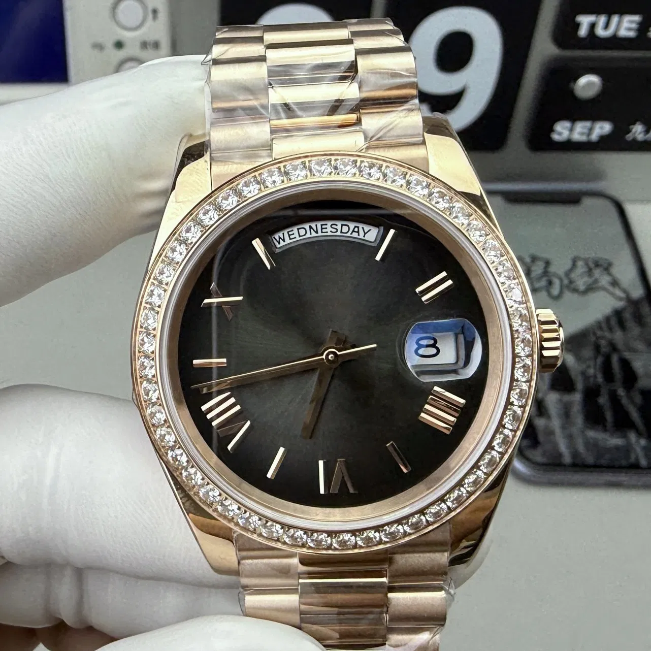 Top-Tier Replica Day-Dater Series Rose Gold Watch, Diamond-Bezel Dual Calendar Display, Business Elite Mechanical Men's Watch.