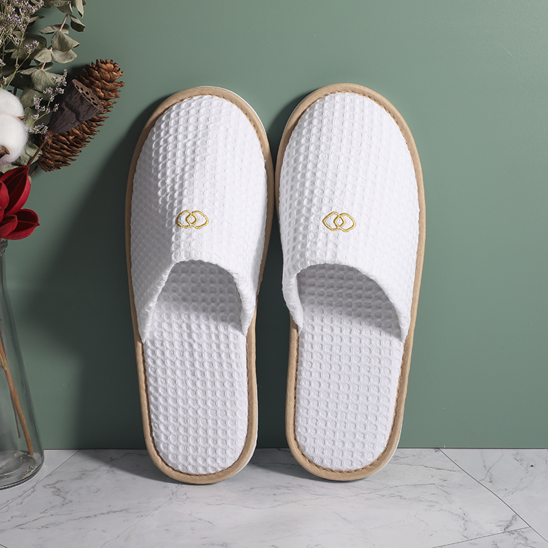 OEM Custom Logo Personalized Wholesale Luxury Cheap White Washable Hotel Room SPA Guest Disposable Cotton Terry Slippers