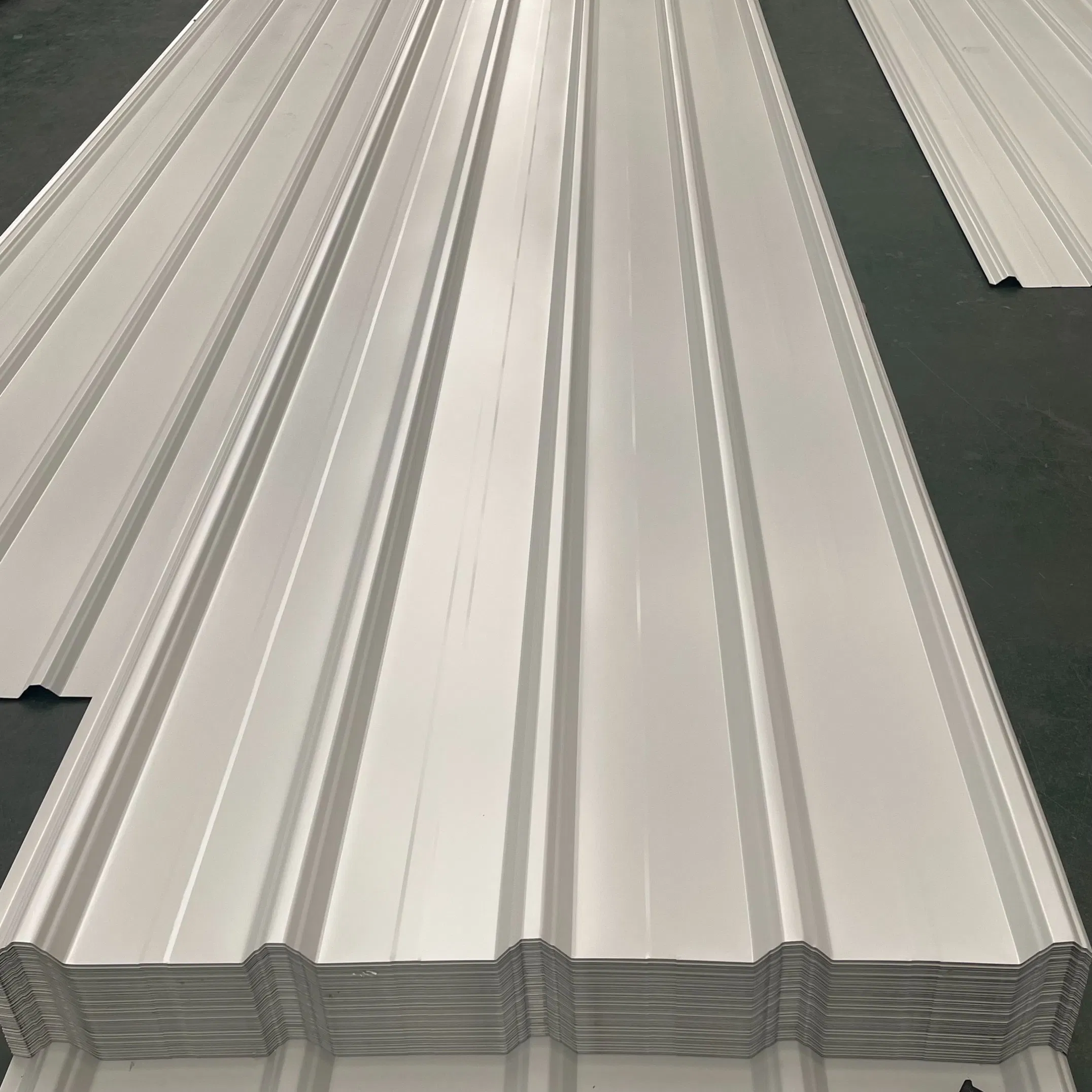 China Factory Price 0.4mm Galvalume Steel Sheet Durable Color Steel Tile for Construction