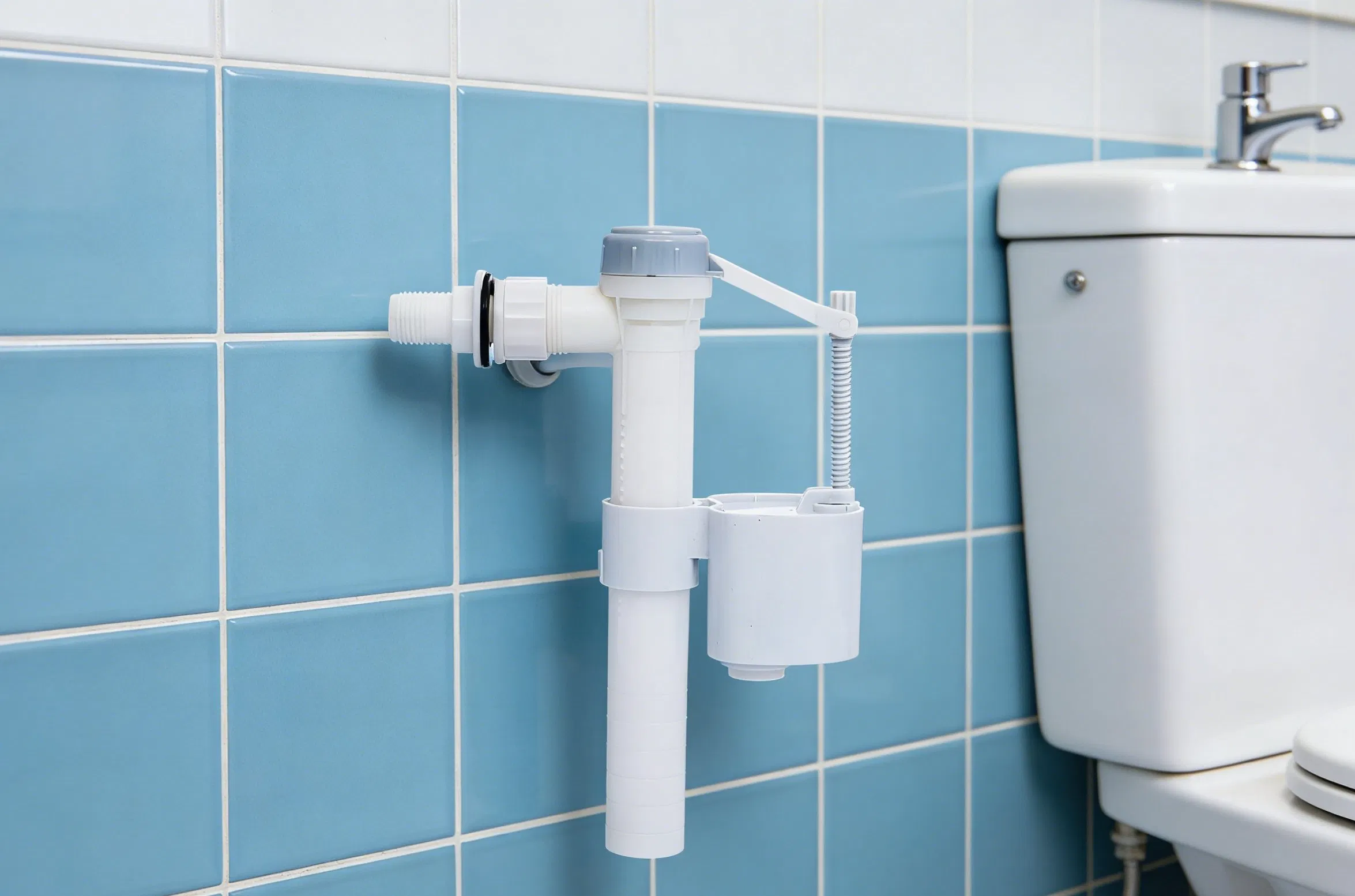 Heavy-Duty 3/8'' Plastic Inlet Valve - Essential Fitting for Cistern Flush Mechanism Maintenance