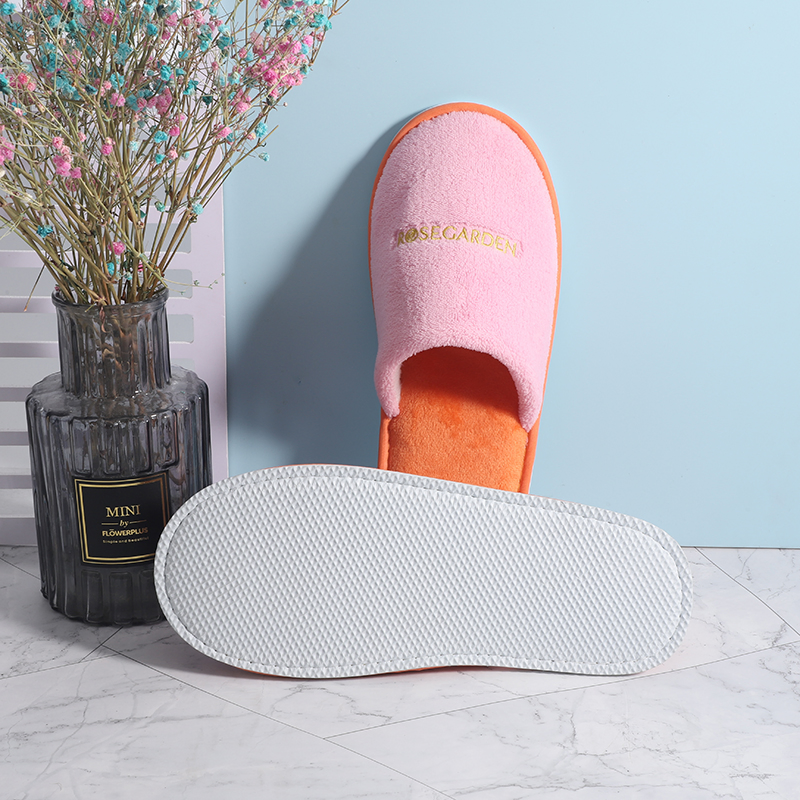 Гостиничные тапочки из велюра-коралла с логотипом