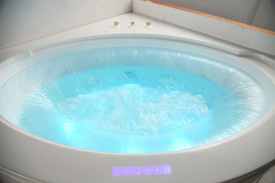 Угловая ванна с гидромассажем и водопадом