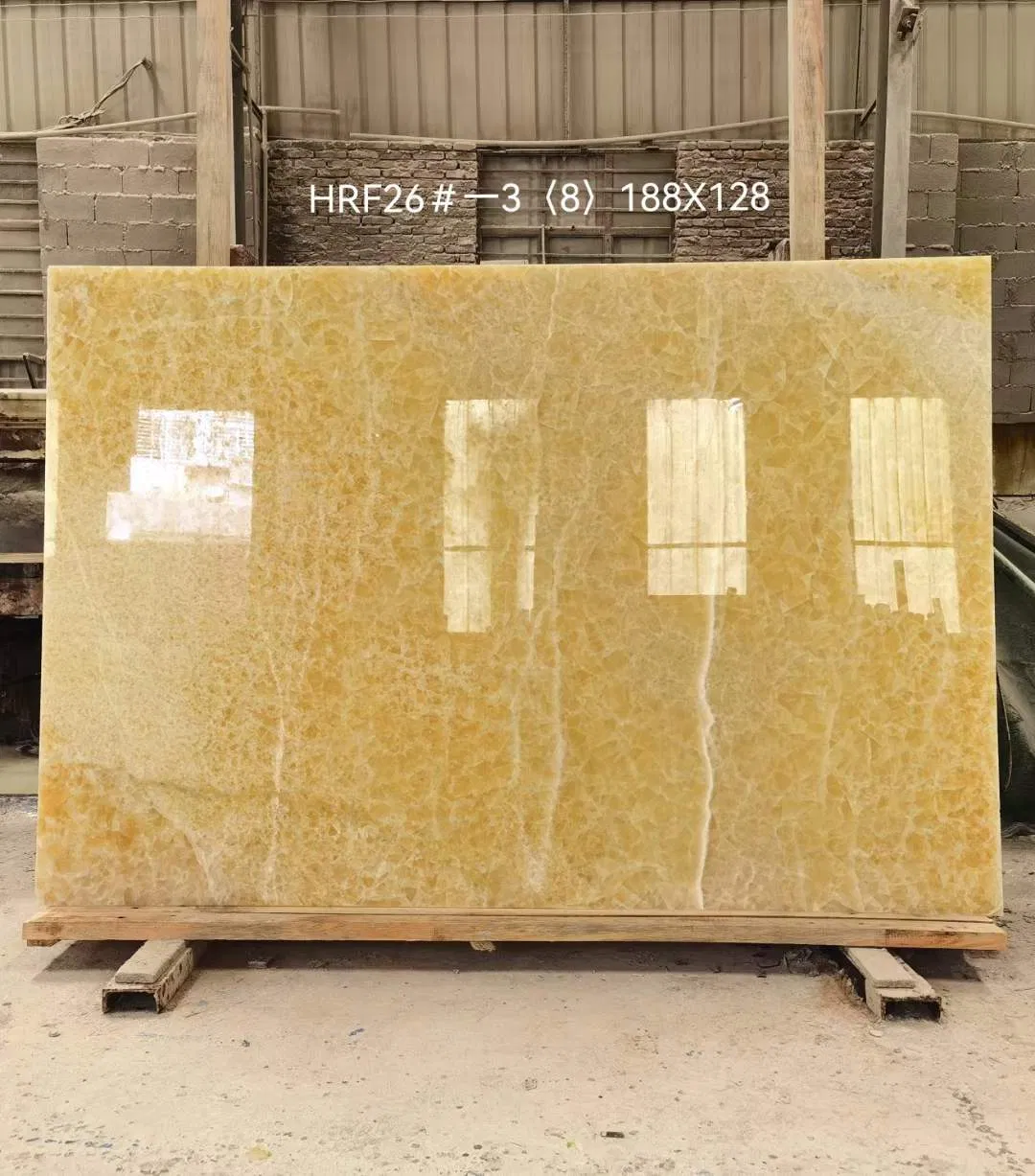 Мраморная ванна для гидромассажа с узором из желтого оникса