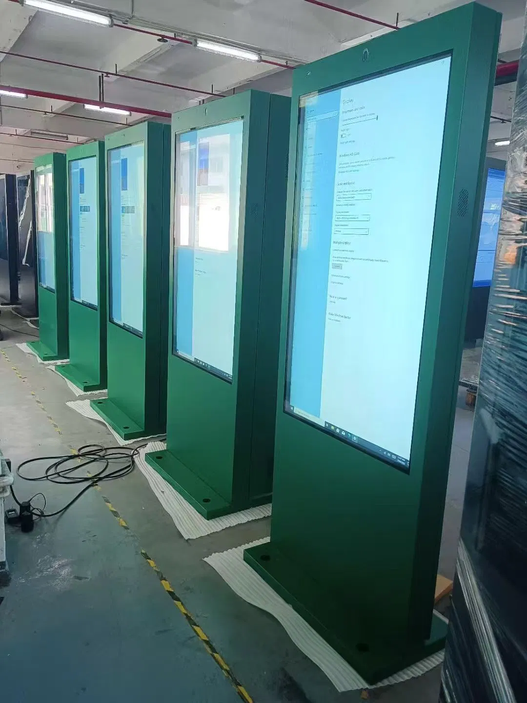 Уличный сенсорный монитор Stele в портретном формате