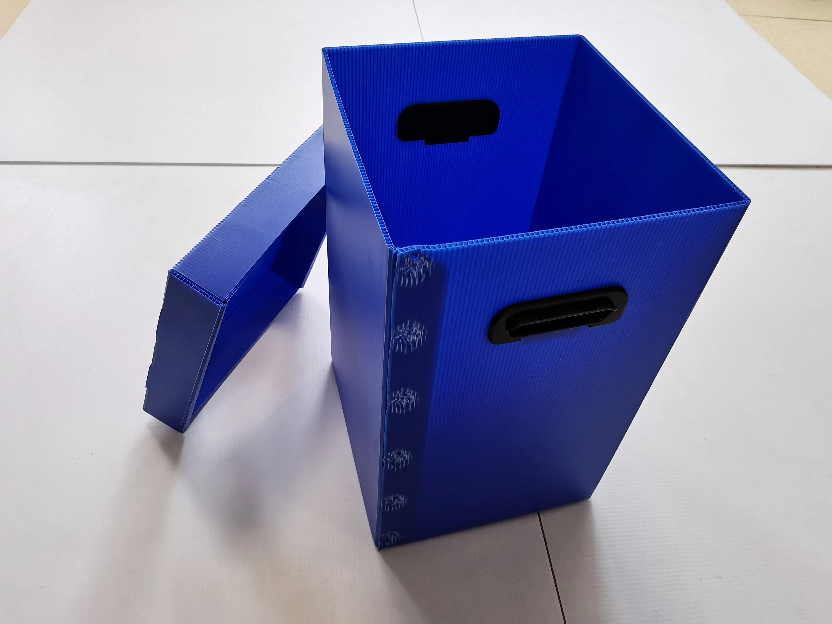 Влагостойкий гофрированный пластиковый контейнер для мусора