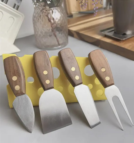 Набор из 4 ножей для сыра с ручкой из акации