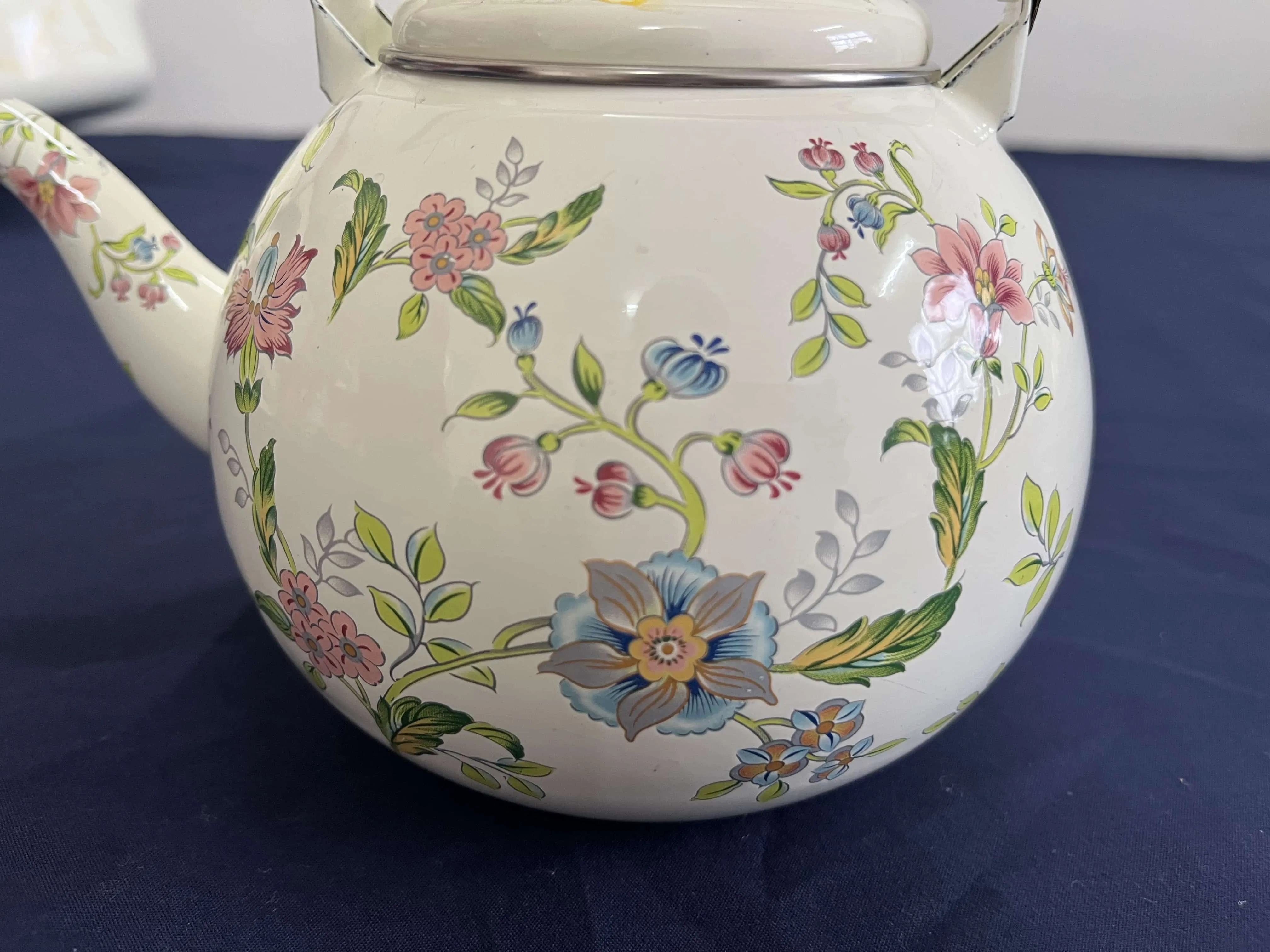 Milky White Enamel Pot Covered with Yellow Stainless Steel Iron Handle