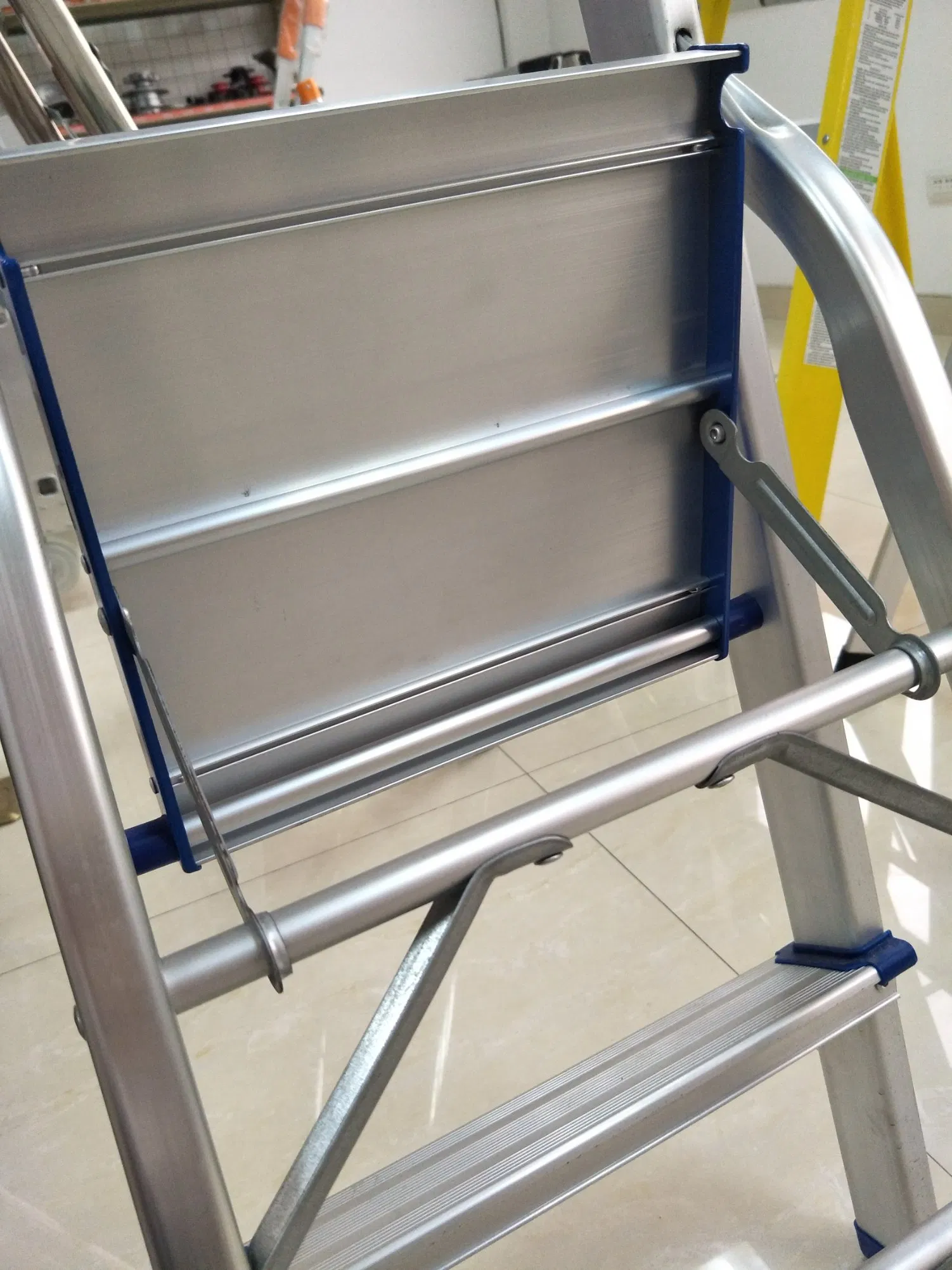 Home-Appropriate a-Series Retractable Aluminum Household Ladder
